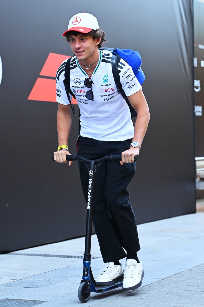 F1's tweet photo. The championship leader has arrived! 🛴👋

#F1 #SpanishGP https://t.co/fLHDO8ao18