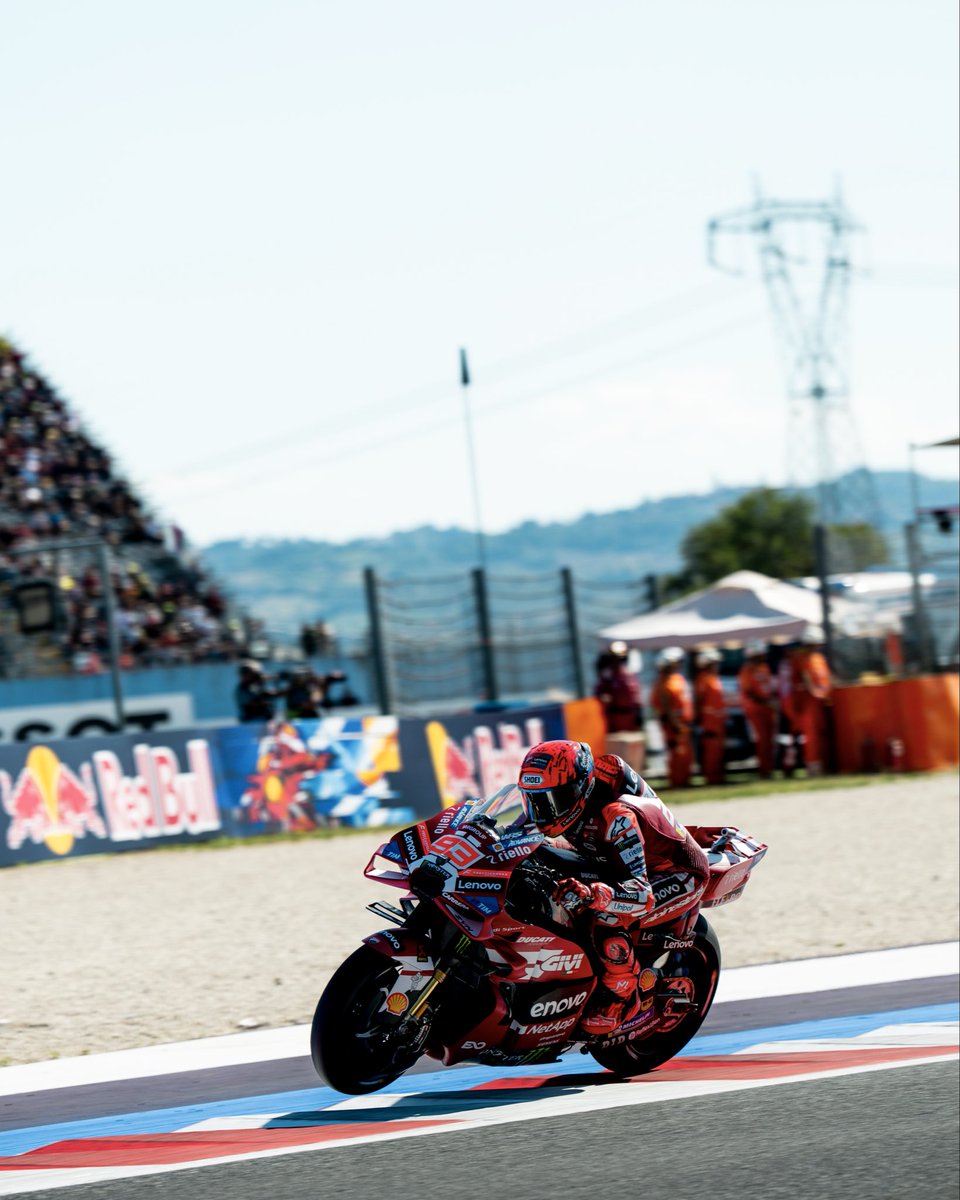 WeAre93's tweet photo. 🇸🇲 Race day. https://t.co/oWOEhvFTH8