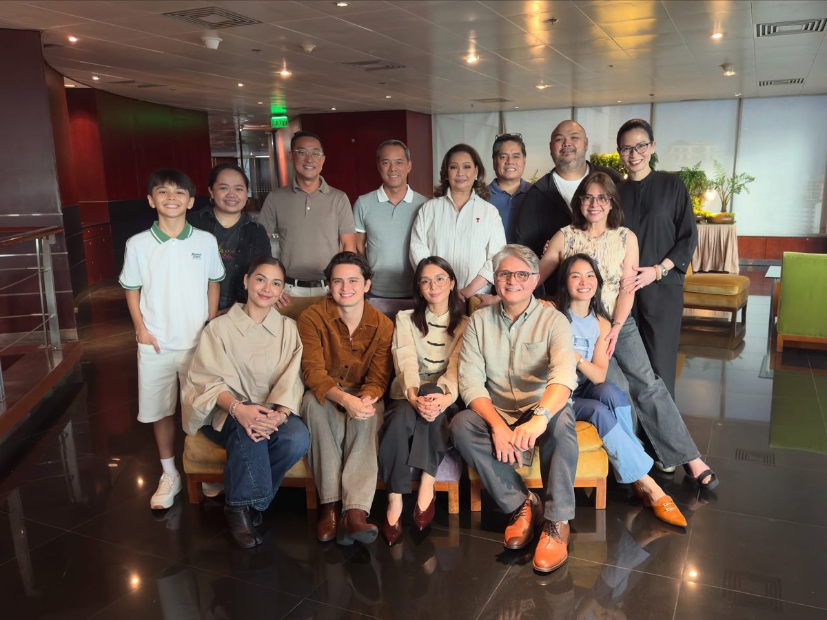OfficialKBB's tweet photo. The #SomeoneSomeday cast, production staff and ABS-CBN executives come together for a special thanksgiving 💜✨

#SomeoneSomeday, Weeknights, 8:45PM sa ABS-CBN sa ALLTV2, TV5, A2Z, Kapamilya Channel, at Kapamilya Online Live sa YouTube at Facebook. https://t.co/aNoel9yyw9