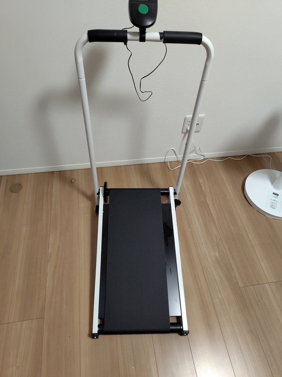 blck_bear's tweet photo. ランニングマシーンAmazonで買いました(^o^)コマが壊れてるけど、体重制限90キロだけど100キロ以上の人が乗るから、コマ壊れててもいいかなぁって思ってね!Amazonさんありがとうございますm(_ _)m https://t.co/3B1phUBdin