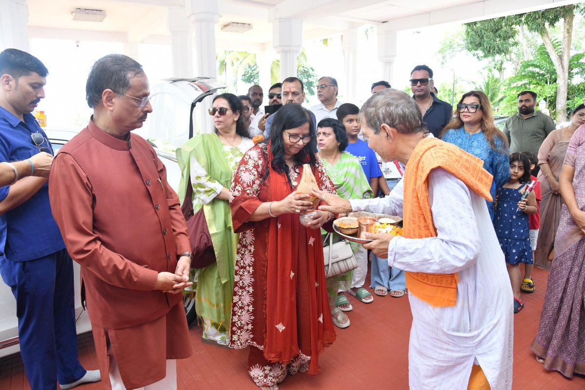 LG_ANI_DrDinesh's tweet photo. *लोक भवन,अंडमान निकोबार दीप समूह में प्रथम प्रवेश से पूर्व पूजन–अर्चन का सौभाग्य प्राप्त हुआ ।* https://t.co/GuYSFTtZTE