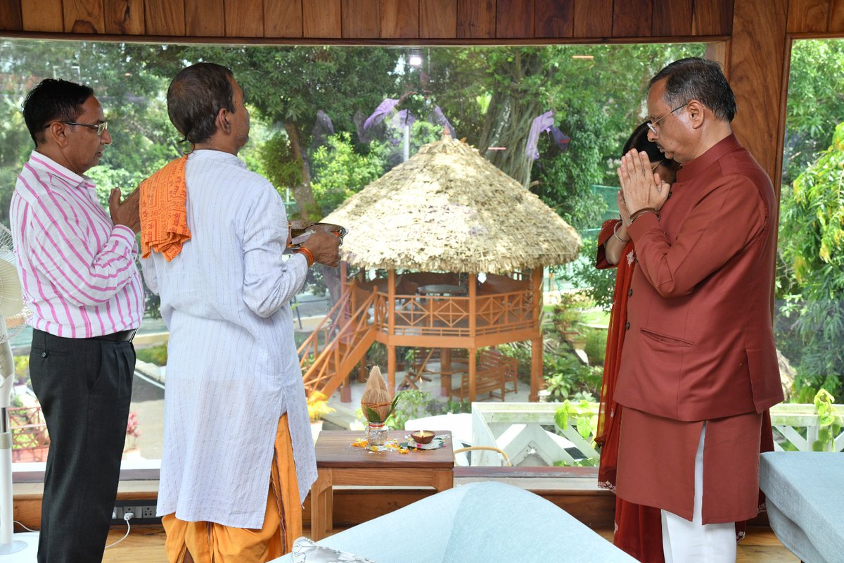 LG_ANI_DrDinesh's tweet photo. *लोक भवन,अंडमान निकोबार दीप समूह में प्रथम प्रवेश से पूर्व पूजन–अर्चन का सौभाग्य प्राप्त हुआ ।* https://t.co/GuYSFTtZTE