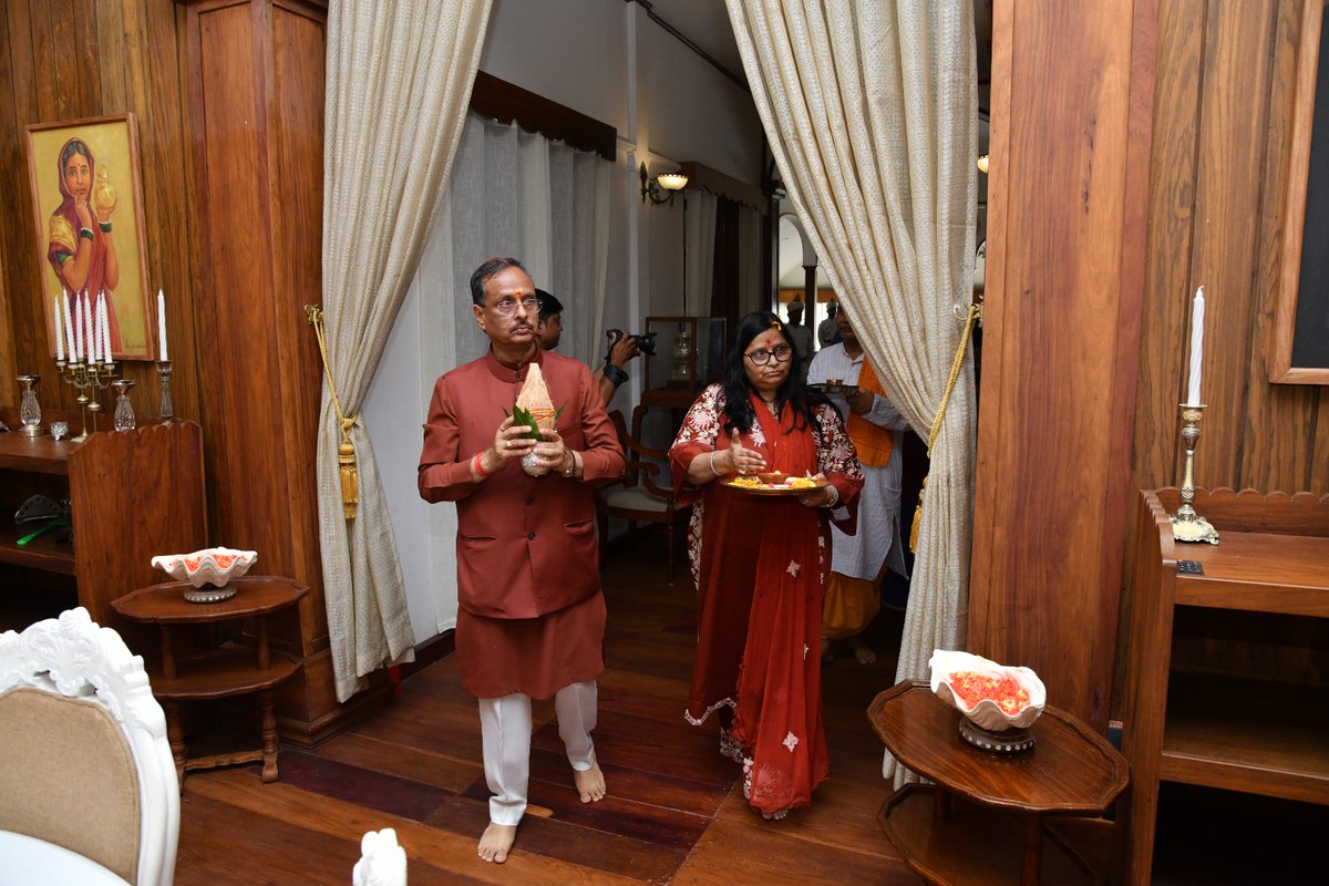 LG_ANI_DrDinesh's tweet photo. *लोक भवन,अंडमान निकोबार दीप समूह में प्रथम प्रवेश से पूर्व पूजन–अर्चन का सौभाग्य प्राप्त हुआ ।* https://t.co/GuYSFTtZTE