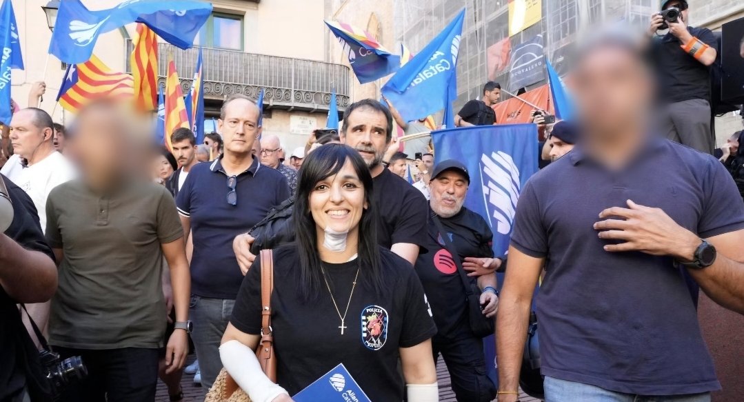 orriolsderipoll's tweet photo. Ells tenen padrins, recursos econòmics, mitjans de comunicació...

Però nosaltres tenim un motor molt més potent: el poble.

Per primera vegada en molts anys, el poble de Catalunya amenaça de prendre les regnes de les institucions i posar fi a la casta política corrupte i autonomista que ens ha conduit a la degradació i tercemundisme actuals.

#SalvemCatalunya
