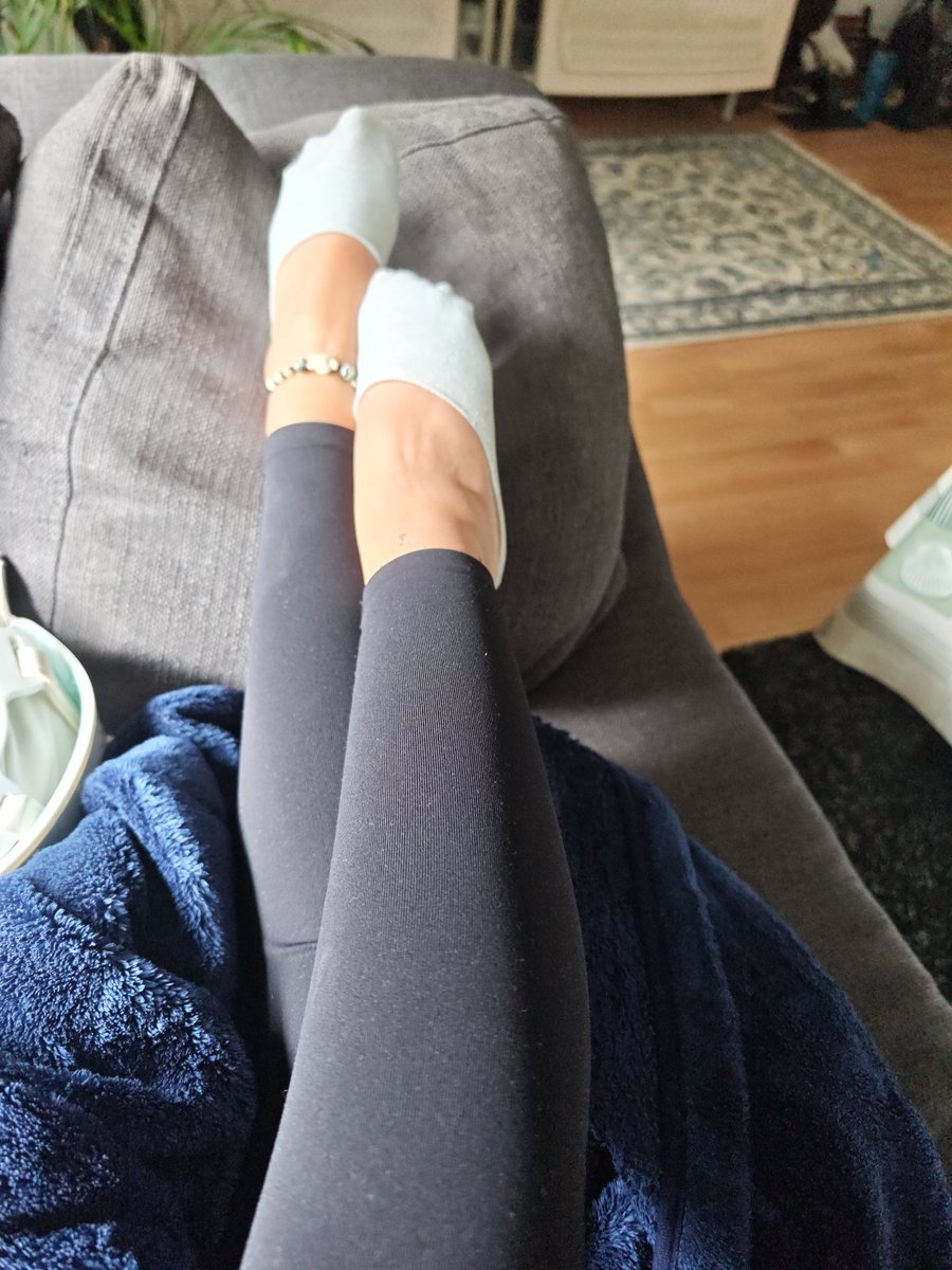 ChristinaM4446's tweet photo. Wo sind die lieben subbs die bei diesen Anblick schwach werden und meinen Kaffee zahlen wollen? 🫰😉 Ab in meine DMs😏 #socks #socken #feetfindom #findom #rtgame #geldherrin #fußliebhaber #zahlsklaven #zahlsklave #paypig #paypigwanted https://t.co/gLC8BK1XVl
