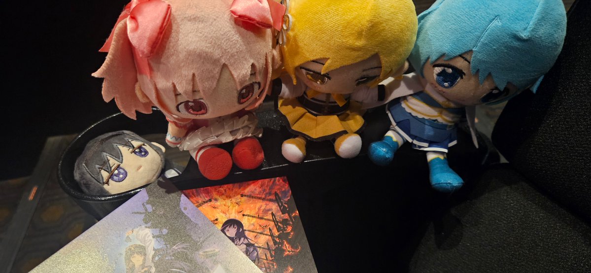Magireco_06's tweet photo. 廻天見てきました。
特典はカードでワス&amp;ほむらが当たった。まあネタバレ解禁されちゃったから言えるけど最後はほむらの方見ないで戻っていくんですね。所々本編の伏線回収の場面が多かったです。多分物語はまだまだ終わらないでしょう。続編に期待したいです。#まどマギ https://t.co/LnO3wkSyO9