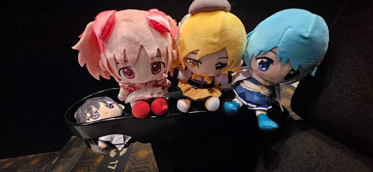 Magireco_06's tweet photo. 廻天見てきました。
特典はカードでワス&amp;ほむらが当たった。まあネタバレ解禁されちゃったから言えるけど最後はほむらの方見ないで戻っていくんですね。所々本編の伏線回収の場面が多かったです。多分物語はまだまだ終わらないでしょう。続編に期待したいです。#まどマギ https://t.co/LnO3wkSyO9