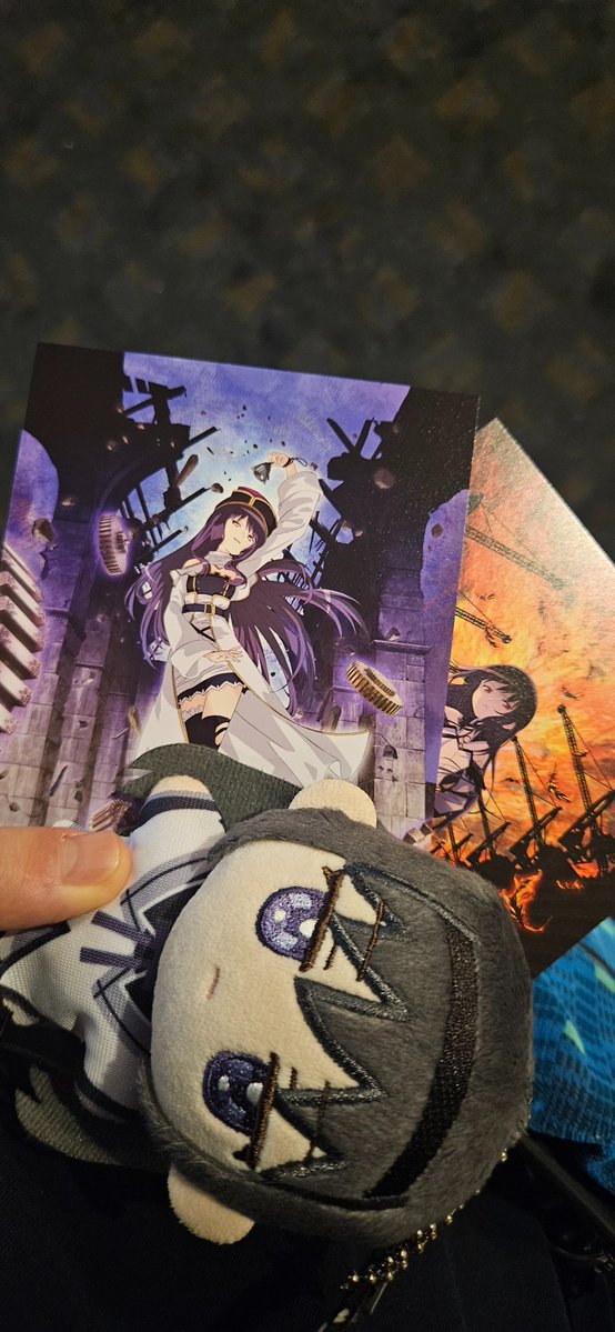 Magireco_06's tweet photo. 廻天見てきました。
特典はカードでワス&amp;ほむらが当たった。まあネタバレ解禁されちゃったから言えるけど最後はほむらの方見ないで戻っていくんですね。所々本編の伏線回収の場面が多かったです。多分物語はまだまだ終わらないでしょう。続編に期待したいです。#まどマギ https://t.co/LnO3wkSyO9