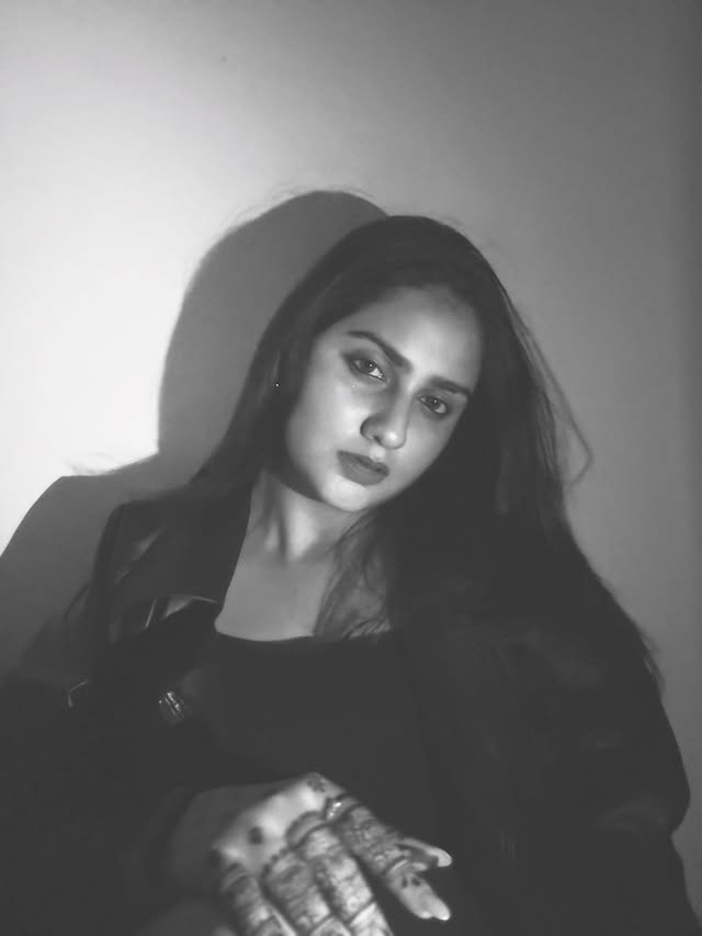 AlinaMehra712's tweet photo. No colors, no filters on the vibe — just me, my mood, and a little mystery. 🖤🤍✨ https://t.co/XD2ddtpDoa