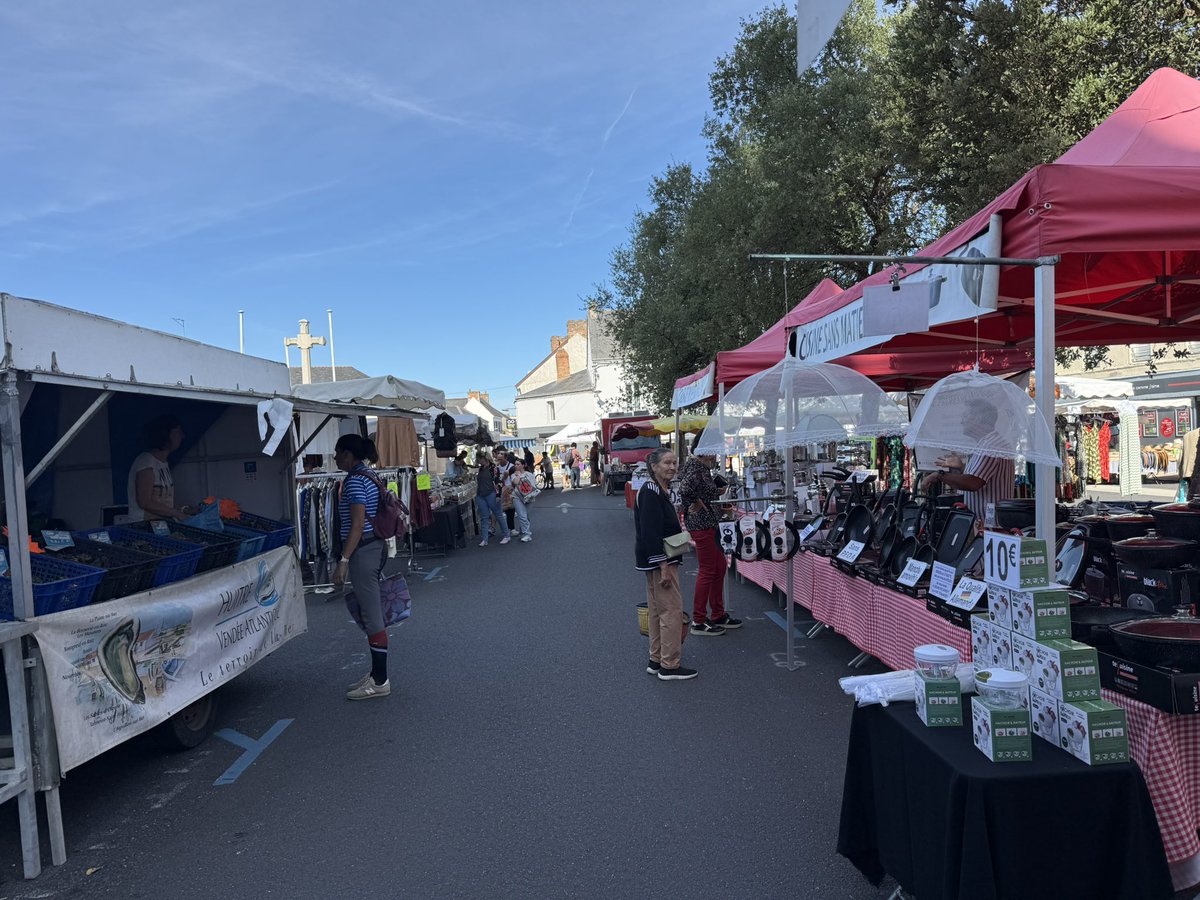 BastianMaldiney's tweet photo. Deuxième étape de ma tournée des 37 communes de la 9ᵉ circonscription à Saint-Philbert-de-Grand-Lieu. 🇫🇷

Échanges directs avec les habitants, au plus près de leurs préoccupations et de leurs attentes.

La politique se construit sur le terrain, au contact des Français. https://t.co/LGJmBdZNoz