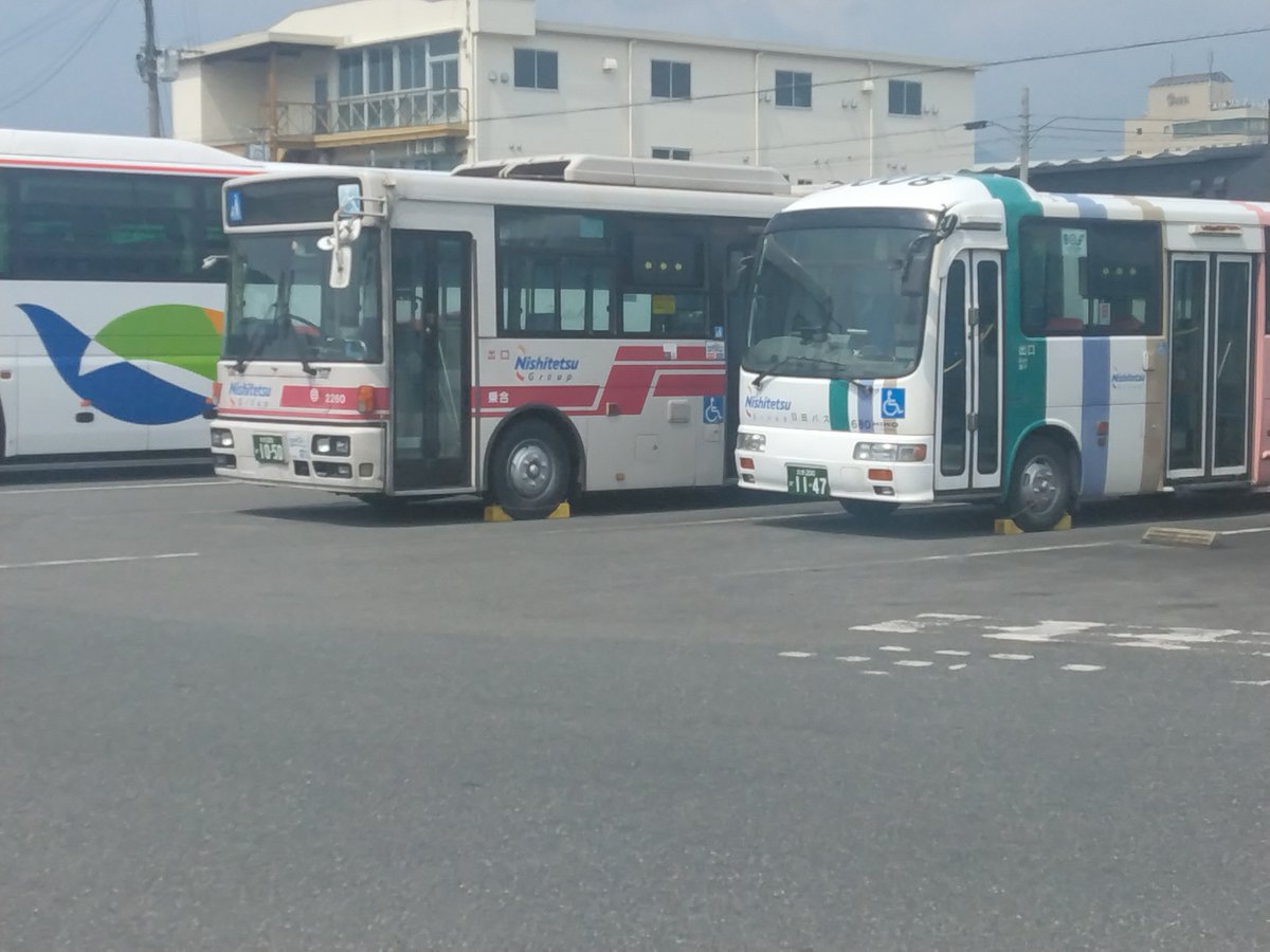 Yqr14uQfqfric65's tweet photo. 那珂川のバスの日イベントがないから日田バスイベントに初めて来ました。日田バスカラーと日田彦山BRTの２台のみと寂しい。
日田バスカラーは初めてじっくり見ました、わざわざ来たわりには寂しい。営業所見てひたはしり号に乗って時間を潰す。バスの日イベントも縮小傾向やね。
#バスの日 
#日田バス https://t.co/IVpUKIm1AO