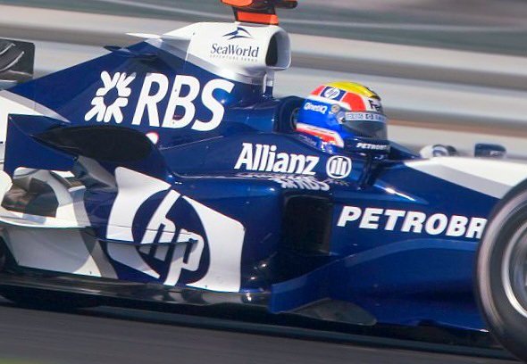 joseinaciopilar's tweet photo. Abaixo temos 4 imagens do Williams-BMW FW27, pilotado por Mark Webber e Nick Heidfeld. Ele foi o último carro da parceria de 6 anos entre a equipe inglesa e a fabricante alemã de motores.

Uma característica aerodinâmica sutil e pouco percebida desse carro eram suas diferentes asinhas traseiras superiores, que ficavam logo atrás da entrada de ar superior, e que buscavam dar mais downforce para o carro nas pistas mais travadas. 

Em pistas como Hungria, eles usavam até 3 asas naquela posição, em oposição a 2 em circuitos mais rápidos e nenhuma asa em Monza, por exemplo, como vemos no comparativo nas imagens abaixo.#F1