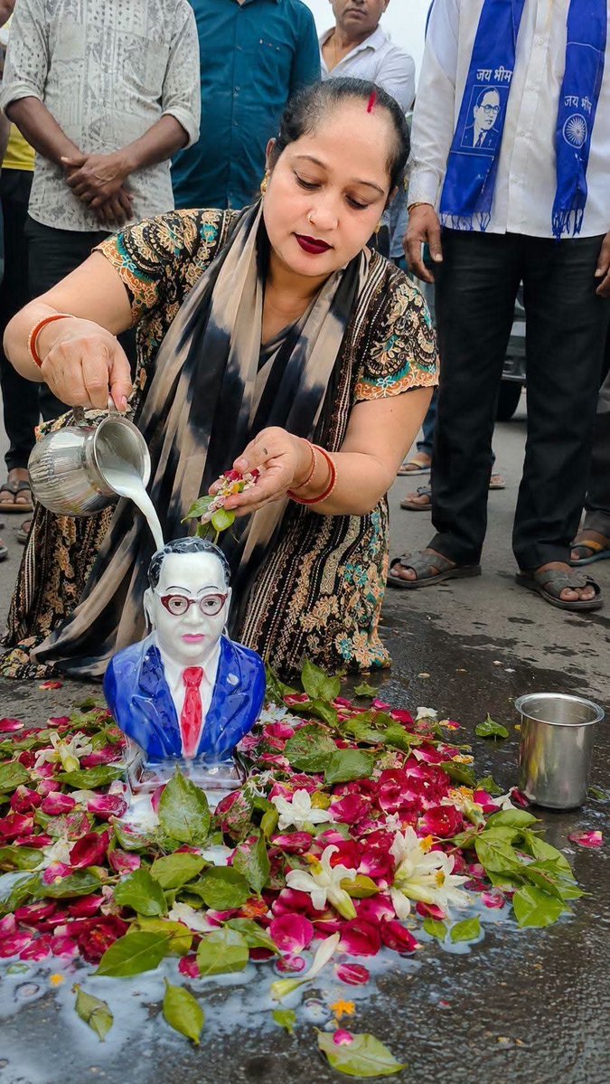Chandre71275272's tweet photo. @dromsudhaa हमारा पैसा हमारा तेल हमारा भगवान , बहाये या खाए ।
पर यहाँ क्या हो रहा है । https://t.co/vduuKhTpTL