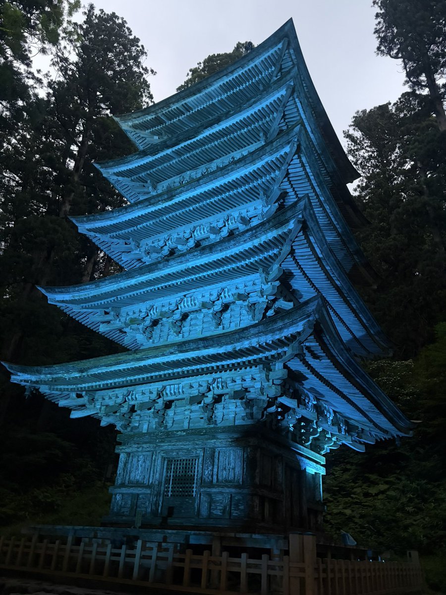 minamonako71D5's tweet photo. 山形旅行の３日目後半！
羽黑山五重塔夜間参拝に行ってきました！
午歳御縁年企画で月山カラーに羽黒山五重塔がライトアップされていてまして〜特別な感じ✨
今後は、何か良いことが起きるような気がしてきた３日目の夜でした☺️

#羽黒山五重塔 
#羽黒山午歳御縁年
#山形 
#ソロ活 https://t.co/bEuBCvD2wq