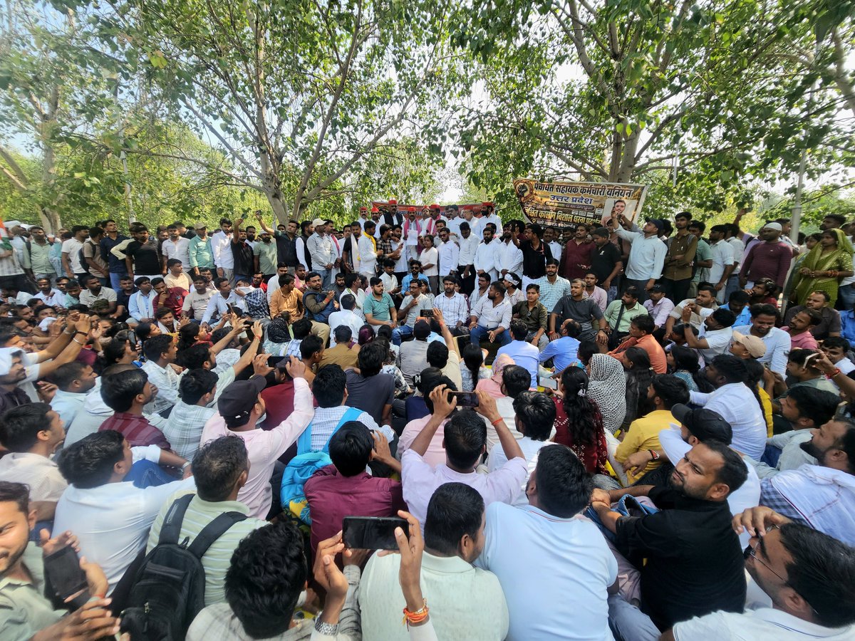 sabkearmaan's tweet photo. समाजवादी पार्टी के राष्ट्रीय अध्यक्ष माननीय अखिलेश यादव जी के निर्देश पर प्रदेश अध्यक्ष श्री श्यामलाल पाल जी के नेतृत्व में, साथी विधायकगणों श्री रविदास मेहरोत्रा जी, श्री सुरेश यादव जी, श्री गौरव रावत जी, श्री राजपाल कश्यप जी (पूर्व MLC), जिलाध्यक्ष श्री जय सिंह जयंत जी एवं जिला महासचिव श्री शब्बीर अहमद जी और पार्टी के तमाम कार्यकर्ताओं के साथ लखनऊ के ईको गार्डन में अपनी मांगों को लेकर कई दिनों से आंदोलनरत हजारों पंचायत सहायकों के बीच जाकर उनके संघर्ष में सहयोग किया और ज्ञापन स���वीकार किया गया..... इस अवसर पर प्रदेश अध्यक्ष जी ने राष्ट्रीय अध्यक्ष श्री अखिलेश यादव के संदेश को भी बताया कि समाजवादी पार्टी पंचायत सहायकों की इस लड़ाई में पूर्ण रूप से उनके साथ है और 2027 में समाजवादी पार्टी की सरकार बनने पर उनकी सब मांगों को पूरा किया जायेगा 🙏
~~~~~~~~~~~~~~~~~~~~
इसके अतिरिक्त इसी ईको गार्डन में ही उत्तर प्रदेश में 68500 शिक्षक भर्ती 2018  में हुए आरक्षण घोटाले की जांच और न्याय की मांग को लेकर काफी समय से आंदोलन कर रहे नौजवानों के बीच जाकर उनके दर्द को भी साझा किया गया एवं उनकी मांगों को सुना गया और सबको आश्वस्त किया गया कि सरकार बनने पर समाजवादी पार्टी इस घोटाले की भी जांच करायेगी और शिक्षकों के हित में पूर्ण न्याय करेगी 🙏

@yadavakhilesh ज़िंदाबाद 🚲
@samajwadiparty ज़िंदाबाद 🚲
