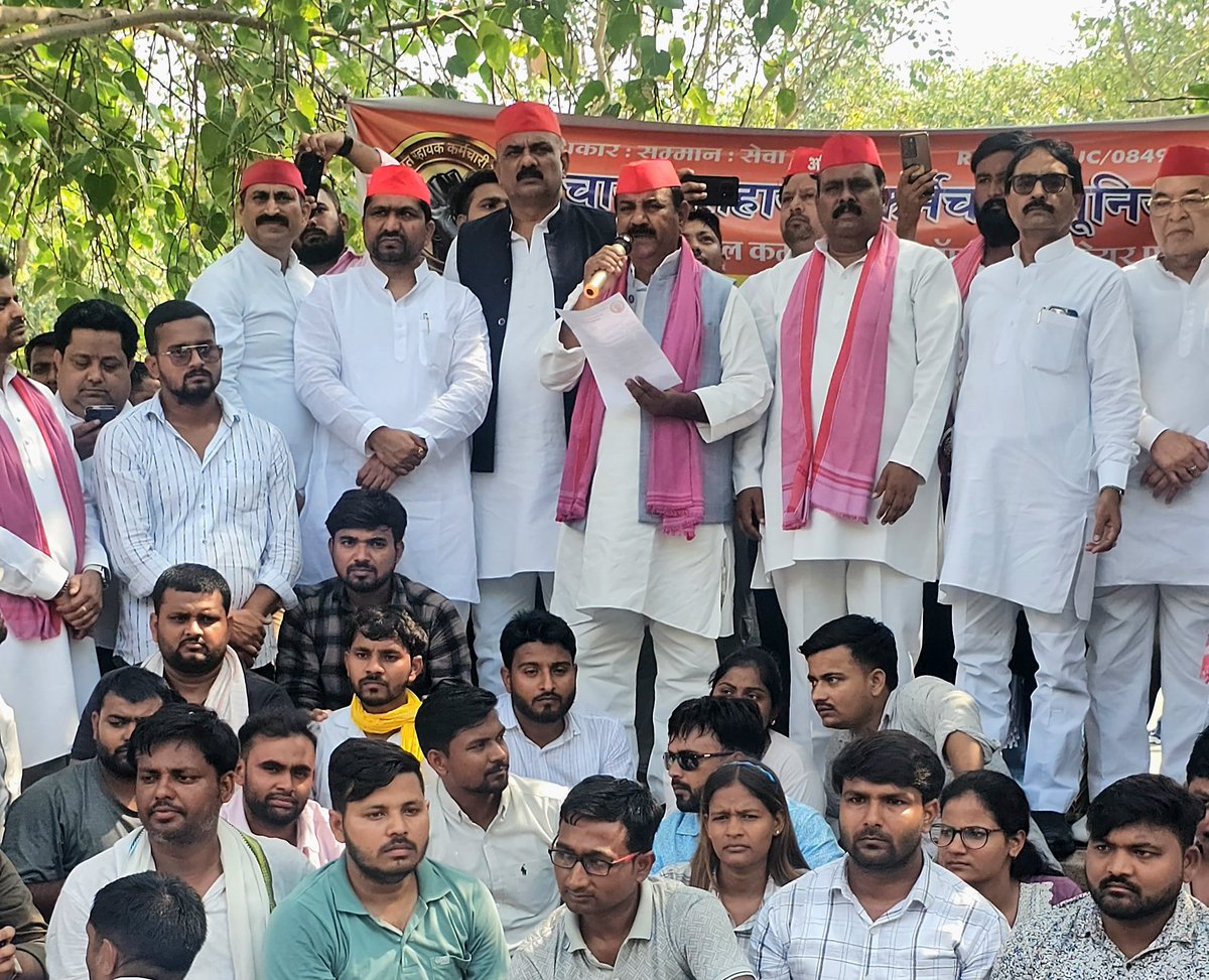 sabkearmaan's tweet photo. समाजवादी पार्टी के राष्ट्रीय अध्यक्ष माननीय अखिलेश यादव जी के निर्देश पर प्रदेश अध्यक्ष श्री श्यामलाल पाल जी के नेतृत्व में, साथी विधायकगणों श्री रविदास मेहरोत्रा जी, श्री सुरेश यादव जी, श्री गौरव रावत जी, श्री राजपाल कश्यप जी (पूर्व MLC), जिलाध्यक्ष श्री जय सिंह जयंत जी एवं जिला महासचिव श्री शब्बीर अहमद जी और पार्टी के तमाम कार्यकर्ताओं के साथ लखनऊ के ईको गार्डन में अपनी मांगों को लेकर कई दिनों से आंदोलनरत हजारों पंचायत सहायकों के बीच जाकर उनके संघर्ष में सहयोग किया और ज्ञापन स���वीकार किया गया..... इस अवसर पर प्रदेश अध्यक्ष जी ने राष्ट्रीय अध्यक्ष श्री अखिलेश यादव के संदेश को भी बताया कि समाजवादी पार्टी पंचायत सहायकों की इस लड़ाई में पूर्ण रूप से उनके साथ है और 2027 में समाजवादी पार्टी की सरकार बनने पर उनकी सब मांगों को पूरा किया जायेगा 🙏
~~~~~~~~~~~~~~~~~~~~
इसके अतिरिक्त इसी ईको गार्डन में ही उत्तर प्रदेश में 68500 शिक्षक भर्ती 2018  में हुए आरक्षण घोटाले की जांच और न्याय की मांग को लेकर काफी समय से आंदोलन कर रहे नौजवानों के बीच जाकर उनके दर्द को भी साझा किया गया एवं उनकी मांगों को सुना गया और सबको आश्वस्त किया गया कि सरकार बनने पर समाजवादी पार्टी इस घोटाले की भी जांच करायेगी और शिक्षकों के हित में पूर्ण न्याय करेगी 🙏

@yadavakhilesh ज़िंदाबाद 🚲
@samajwadiparty ज़िंदाबाद 🚲