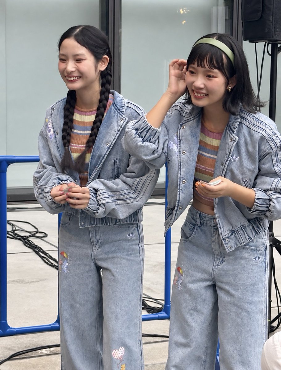 lovepop019's tweet photo. Pasmalちゃん初フリーライブ✨
2人ともめっちゃ可愛かった！ダンスも上手で目が離せなかった！
まさかステッカーを直接手渡ししてもらえるなんて！ありがとう🫶🏻裏には手書きメッセージが…😳！2部も見ちゃった！これから応援したくなった👭頑張ってください✨
#Pasmal #パマル #ぱまる https://t.co/nlaDLvkFdu