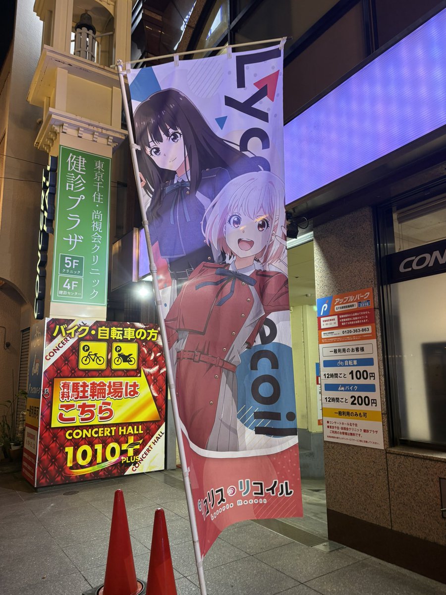 mocnic's tweet photo. 北千住駅を初めて巡る。

柏屋の地獄そばを食べる。
あったかい蕎麦に浸った天ぷらは、美味しいね！

お財布があったかければ
色んな呑み屋へ行けたのに。

ちょうどお祭りもやっていて
街に人の活気が。

土地に根付く活気が
私は大好き。 https://t.co/puuWS2X59T