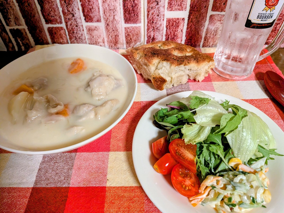 hpAxGVer84zw7t0's tweet photo. 今日の夕飯は
絵に描いた様なクリームシチュー
サラダ盛り
フォカッチャ
初めてフォカッチャを作りテンションがあがりました。結果旨からず不味からず笑　もう少し精進したいと思いました。 https://t.co/7mE1Rg1A0k