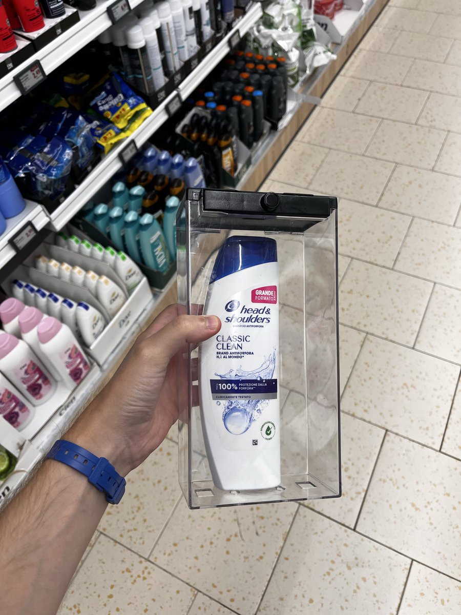 viandantemare's tweet photo. Crisi esistenziale/economico/sociale in un’immagine. LIDL su tela. Milano,2026.
Mi ricorderò di questo giorno. https://t.co/yEXfng02PK