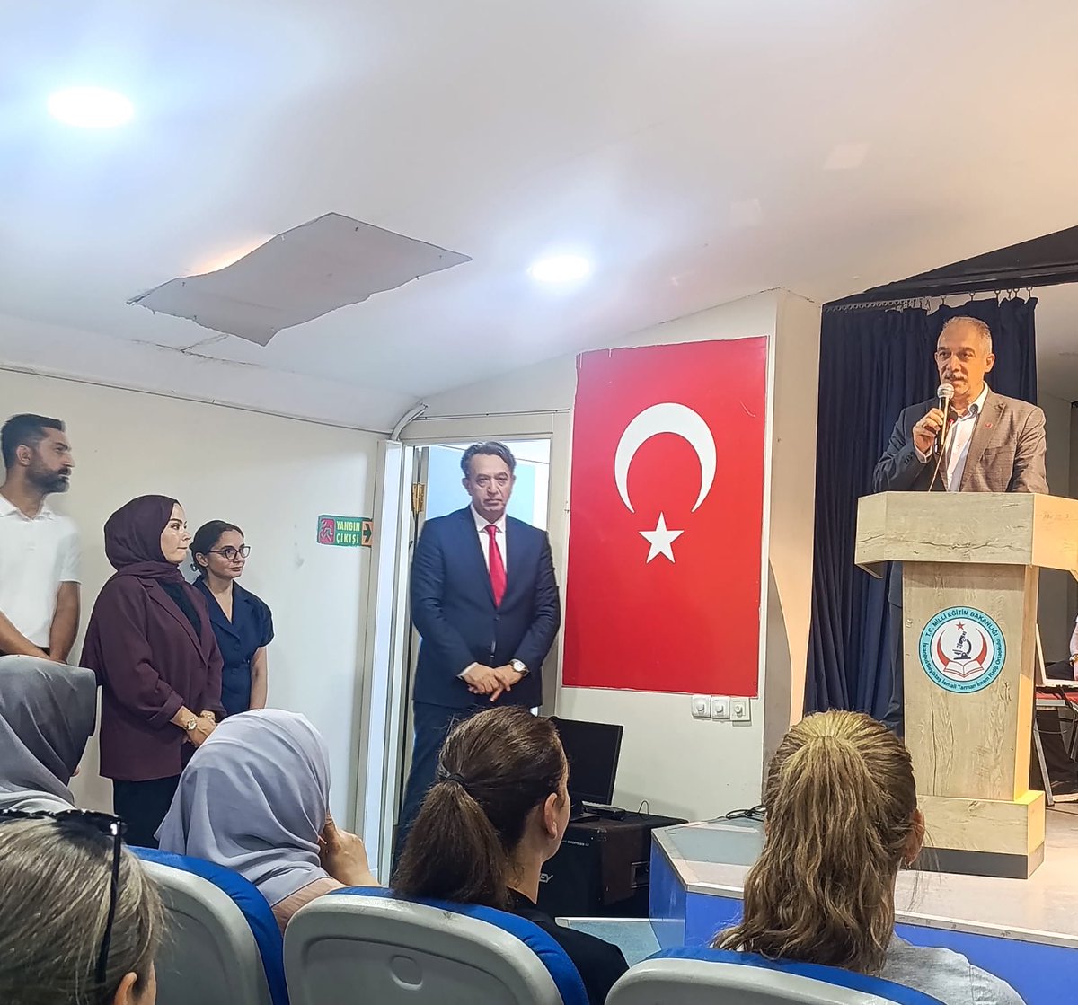 BesiktasMEM's tweet photo. İlçe Millî Eğitim Müdürümüz Sedat Işık, İsmail Tarman İmam Hatip Ortaokulu’nda veli ve öğrencilerimizle bir araya geldi.

Yeni eğitim öğretim yılına ilişkin sohbetlerin gerçekleştirildiği buluşmada, veli-öğrenci-okul iş birliğinin önemine vurgu yapıldı.

#MaarifinKalbindeİstanbul

@tcmeb @Yusuf__Tekin 
@istanbulilmem @MucahitYentur 
@sedat_iskk
