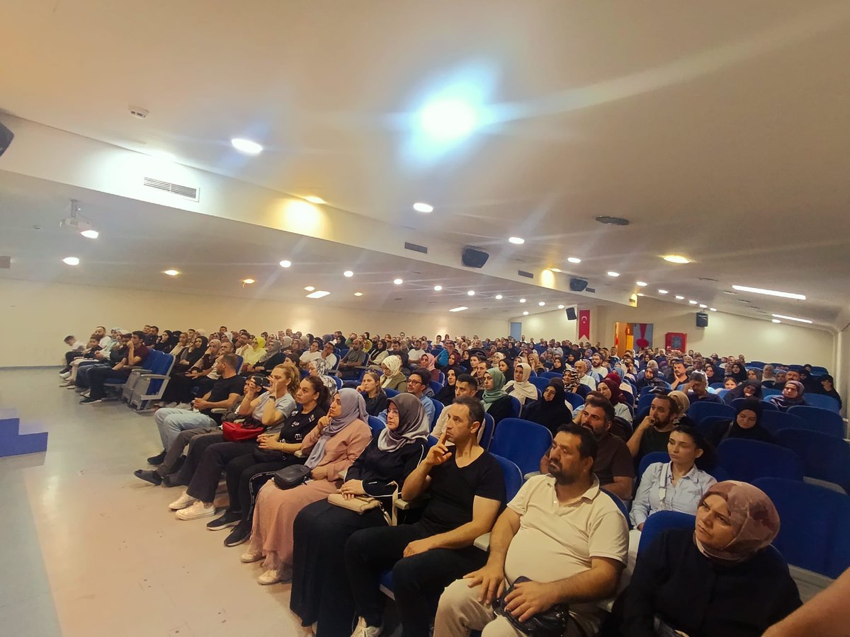 BesiktasMEM's tweet photo. İlçe Millî Eğitim Müdürümüz Sedat Işık, İsmail Tarman İmam Hatip Ortaokulu’nda veli ve öğrencilerimizle bir araya geldi.

Yeni eğitim öğretim yılına ilişkin sohbetlerin gerçekleştirildiği buluşmada, veli-öğrenci-okul iş birliğinin önemine vurgu yapıldı.

#MaarifinKalbindeİstanbul

@tcmeb @Yusuf__Tekin 
@istanbulilmem @MucahitYentur 
@sedat_iskk