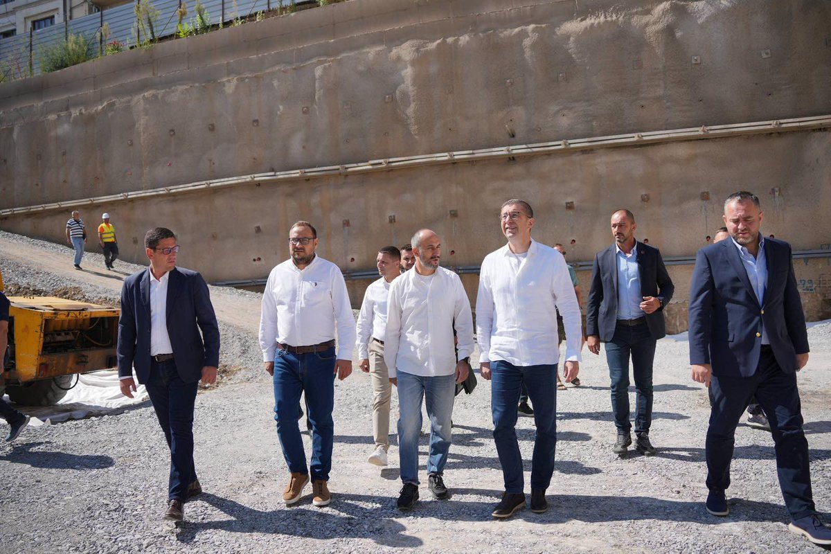 VladaMK's tweet photo. Мицкоски: Започна изградбата на подземната катна гаража и плоштад во Велес ⬇️

🔗https://t.co/ex5ujfcqtG https://t.co/vcD3G6aoaB