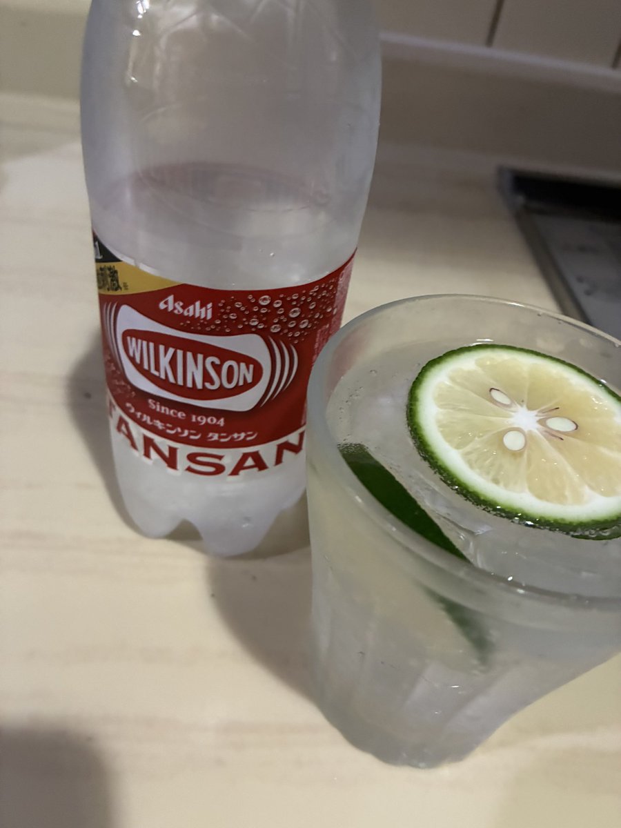 tm_asakatu's tweet photo. お疲れ様です
休日出勤終了
ウィルキンソンに庭のレモンを入れました
うんまい https://t.co/qslzkYhGzp