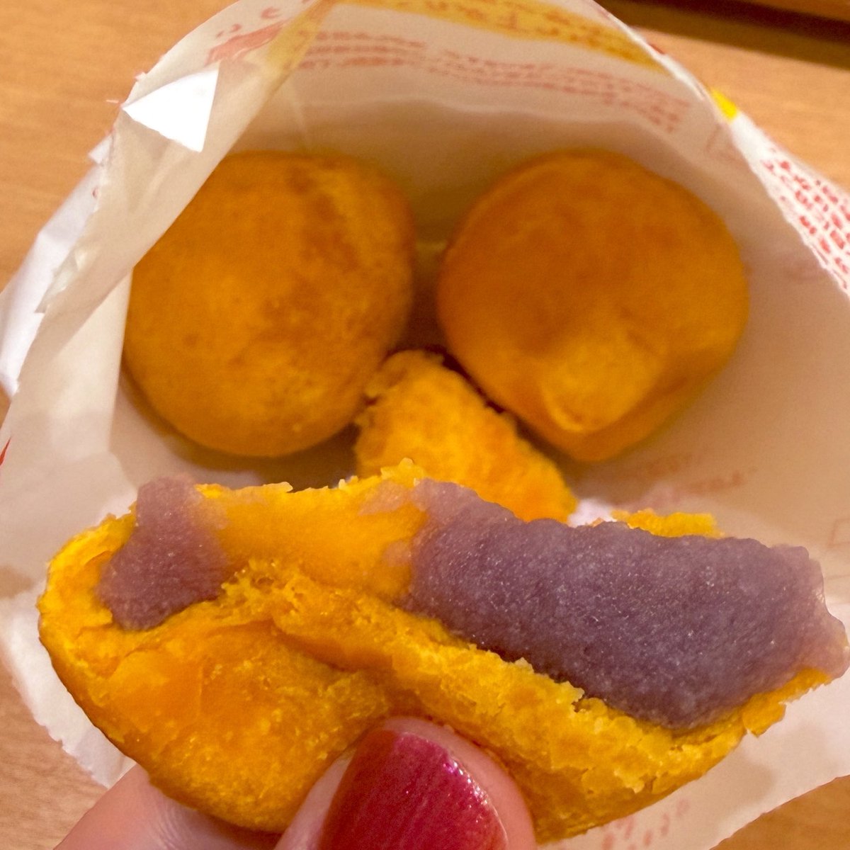 arainami0723's tweet photo. モスの #月見フォカッチャ🎑
今年も見た目の破壊力半端ない🤣

①月見フォカッチャ〜黄金チーズソース〜🧀630円

フォカッチャのもちっと感に半熟風たまごの
とろっと感&amp;ソーセージのパリッと食感が良き

②熱々おさつボール〜紫いも〜5個入り🍠
470円

激うま😋リピ確定🍠

#モスバーガー #MOSBURGER https://t.co/GvWnQZMozP