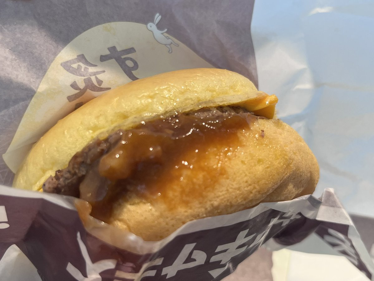 nucocochan's tweet photo. 月見バーガー2026開幕
🌕炙り牛すき焼き風月見／マクドナルド🌕
★★★⭐︎⭐︎

割下に寄せた甘辛ソースたっぷり、パティに目玉焼きとカリカリベーコン、とろけたチーズ、白滝？っぽい食感まで感じる。しかし味が濃い。というか、塩味がやや強い。塩辛い。バンズだけではバランスが取れないほど。 https://t.co/rRk2OkNRLk