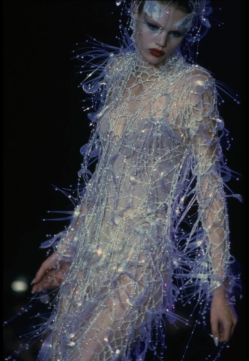 imnoturangl's tweet photo. thierry mugler fall 1997 https://t.co/sze51niId9