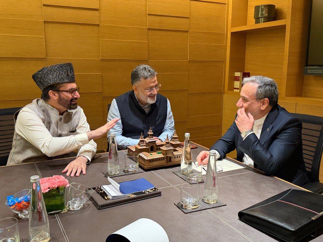 sdineshaa's tweet photo. Kashmir's Mirwaiz Umar Farooq @MirwaizKashmir meets Iranian Foreign Minister Abbas Araghchi in New Delhi on sidelines of BRICS Summit

Mirwaiz presented wood-crafted souvenir of historic Jama Masjid Srinagar to FM Araghchi, was accompanied by Aga Syed Hassan Mosavi Al-Safavi and Molana Imran Reza Ansari

After meeting Iranian President, now meets Foreign Minister after years - first such high-level outreach

#MirwaizUmarFarooq #IranIndia #BRICSSummit