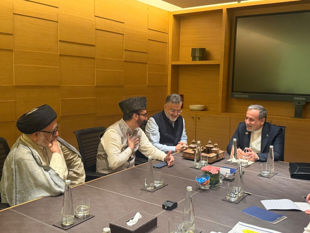sdineshaa's tweet photo. Kashmir's Mirwaiz Umar Farooq @MirwaizKashmir meets Iranian Foreign Minister Abbas Araghchi in New Delhi on sidelines of BRICS Summit

Mirwaiz presented wood-crafted souvenir of historic Jama Masjid Srinagar to FM Araghchi, was accompanied by Aga Syed Hassan Mosavi Al-Safavi and Molana Imran Reza Ansari

After meeting Iranian President, now meets Foreign Minister after years - first such high-level outreach

#MirwaizUmarFarooq #IranIndia #BRICSSummit
