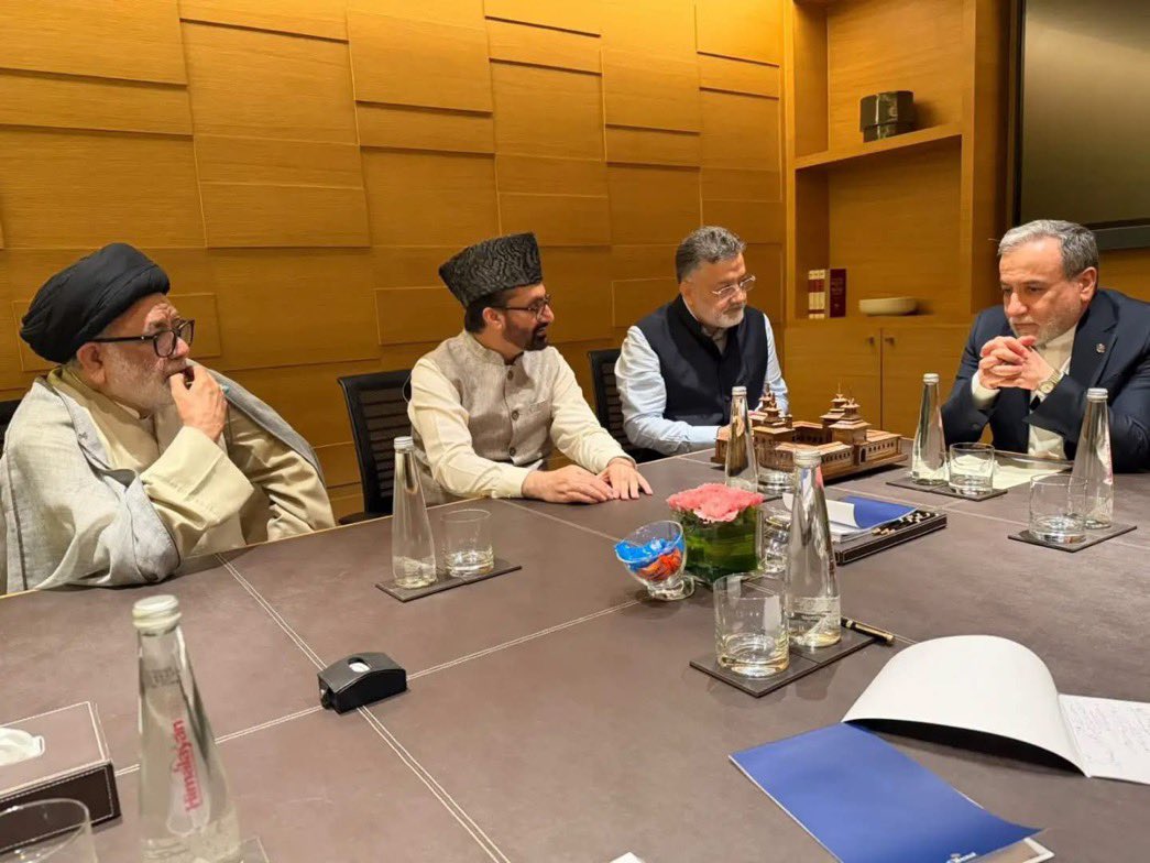 sdineshaa's tweet photo. Kashmir's Mirwaiz Umar Farooq @MirwaizKashmir meets Iranian Foreign Minister Abbas Araghchi in New Delhi on sidelines of BRICS Summit

Mirwaiz presented wood-crafted souvenir of historic Jama Masjid Srinagar to FM Araghchi, was accompanied by Aga Syed Hassan Mosavi Al-Safavi and Molana Imran Reza Ansari

After meeting Iranian President, now meets Foreign Minister after years - first such high-level outreach

#MirwaizUmarFarooq #IranIndia #BRICSSummit