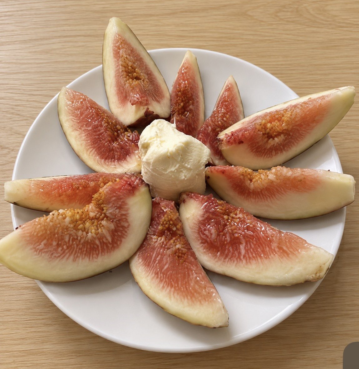 everydaykor's tweet photo. Fig season is here in Korea. 🇰🇷💜
I bought a whole bunch… and somehow they’re already disappearing. 😂
Fresh figs with a little cheese — such a simple combination, but so good.
Sweet figs + creamy cheese = ❤️
#Figs #KoreanFood #SeasonalFruit #Cheese #FoodInKorea #EverydayKorea