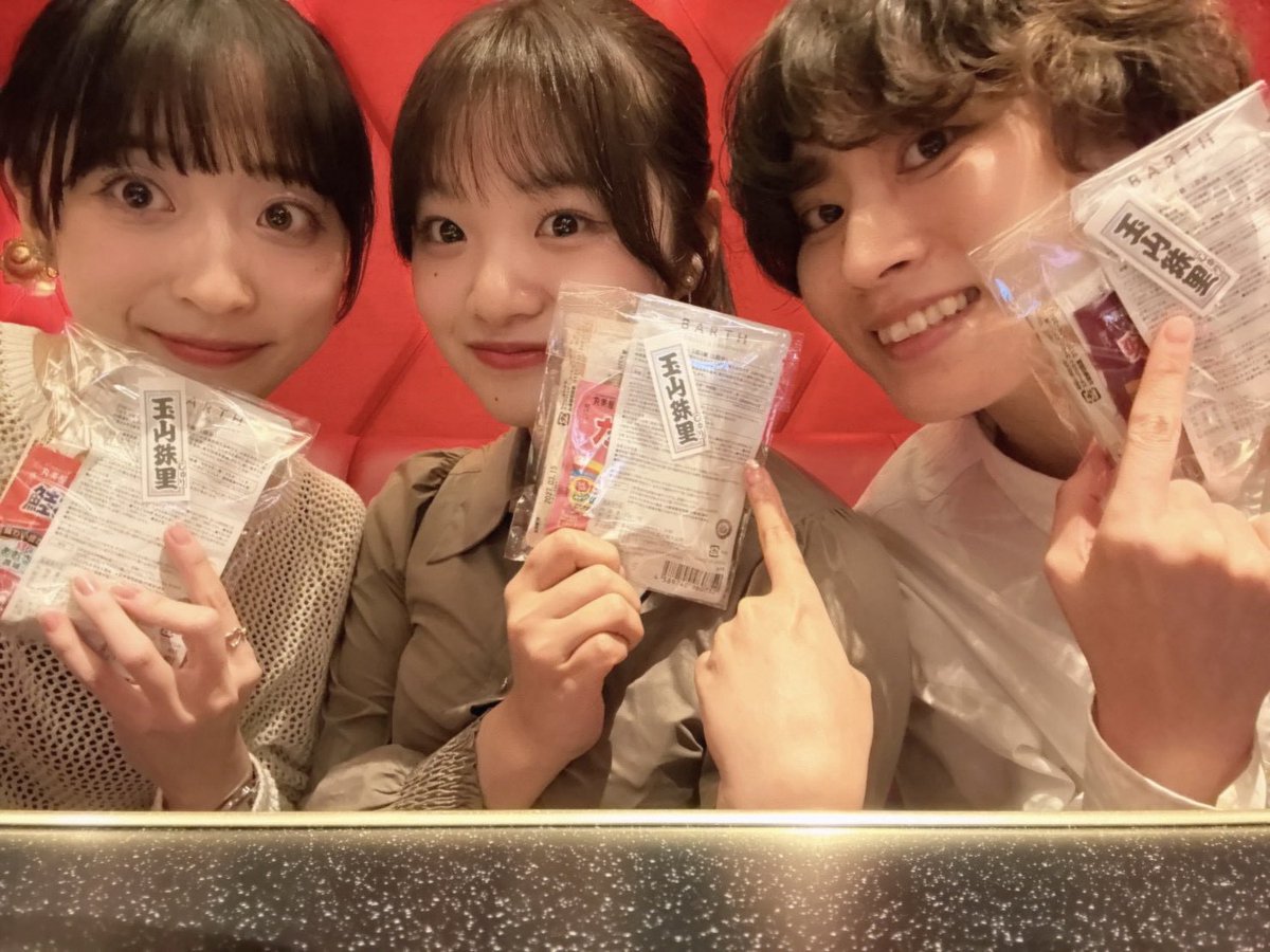 sumiremaruyama's tweet photo. #AnotherTheOthers
先日、さくちゃんすふぁさんと、じゅっちゃんを観てきたよ👀✨️
皆さん輝いていてとても刺激を受けました…!
もうね、じゅっちゃんがスポットライトを浴びた瞬間思わず涙……😭
圧倒的な存在感に、見たことない表情に、あの歌声に…我らがじゅっちゃん最高!大好き! https://t.co/n0oUNsvxMS