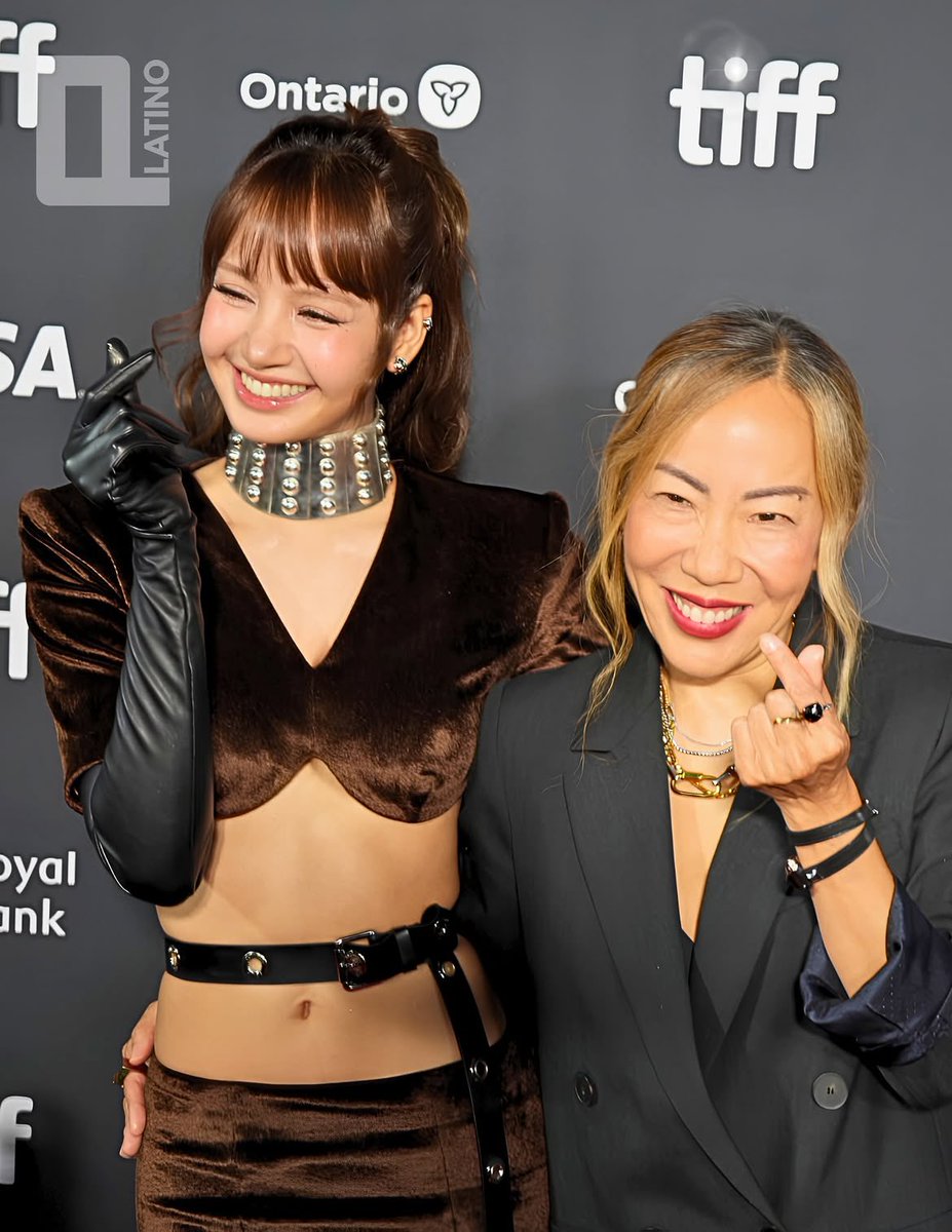 TeamLISAfr's tweet photo. #LISA et Sue Kim (réalisatrice du documentaire) pour l'avant première de "Always Lalisa" https://t.co/HKYnUiiJ49