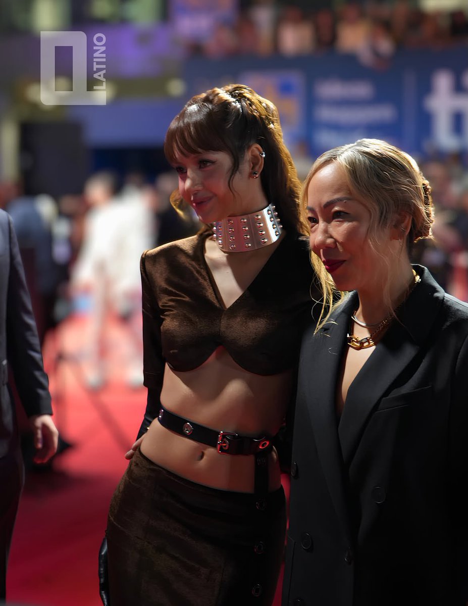 TeamLISAfr's tweet photo. #LISA et Sue Kim (réalisatrice du documentaire) pour l'avant première de "Always Lalisa" https://t.co/HKYnUiiJ49