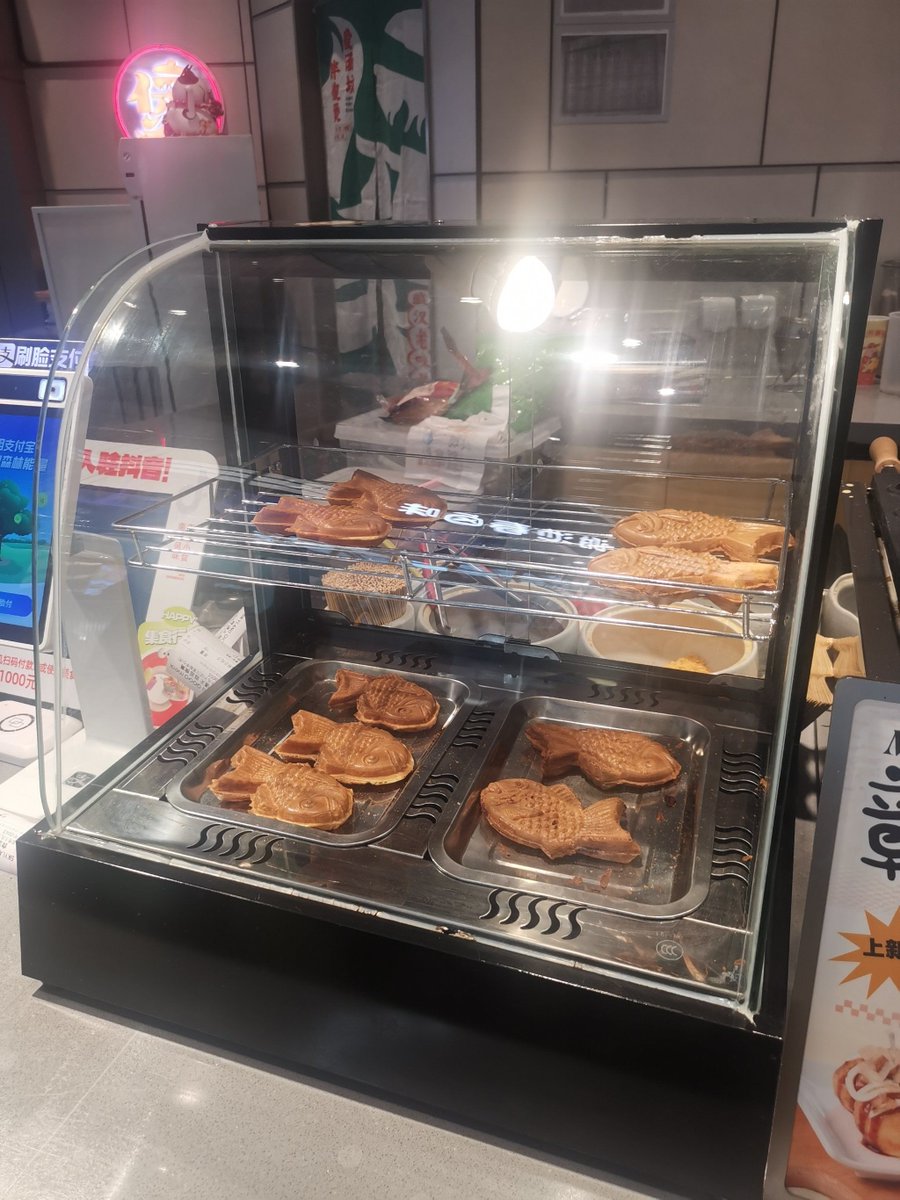 ValorieSca54308's tweet photo. [Late night vibes at the tiny street food stall—steaming miso soup, crispy takoyaki, and the quiet hum of city lights as we soak in this little warm moment after a long day]， https://t.co/qK1SzWApHS