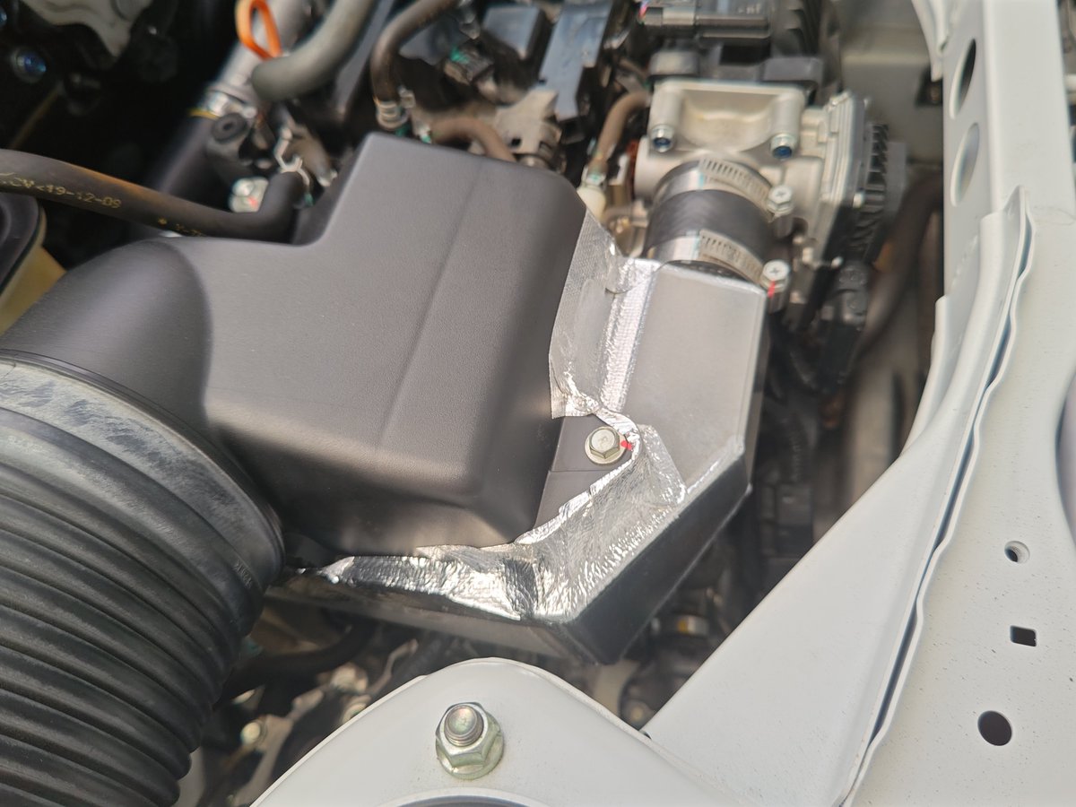 XKART_20140712's tweet photo. インタークーラーが社外品になって大型化されたのはいいのですが、カバー（導風板）からはみ出すようになってしまいました。隙間から風が漏れてそうで気になったので耐熱アルミテープでシーリングしてみました。どのくらい効果があるかは分かりませんが、満足感は高いです。 https://t.co/XijhHPEuG3