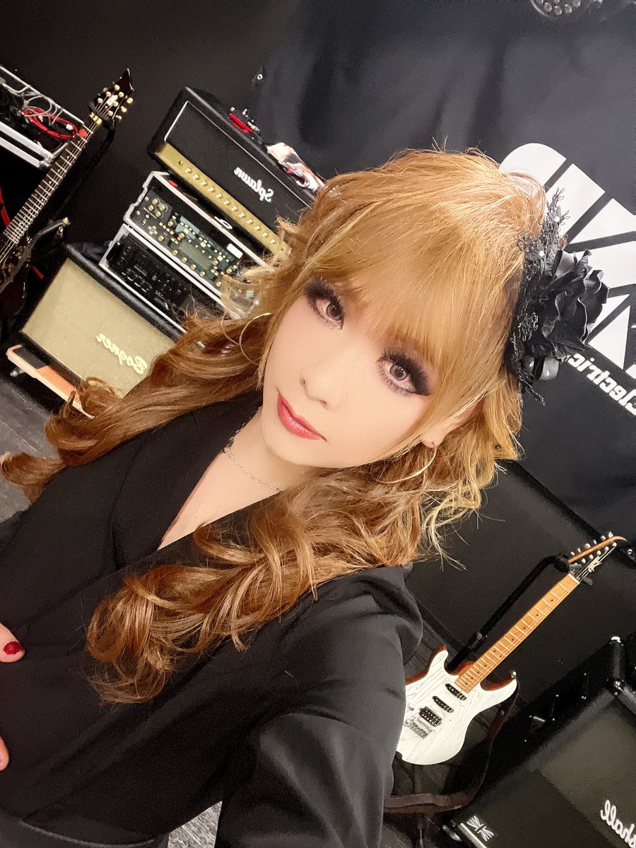 HIZAKIofficial's tweet photo. Electric Town Exit【Parfum de Rose (HIZAKI SIGNATURE MODEL)】発売記念イベント ありがとうございました🌹
ホントに音抜けの良い素晴らしいペダルなんで全ギタリストは一度試してみてください🎸

Mayto.さん出演ありがとうございました✨ https://t.co/utkDhOBmdR