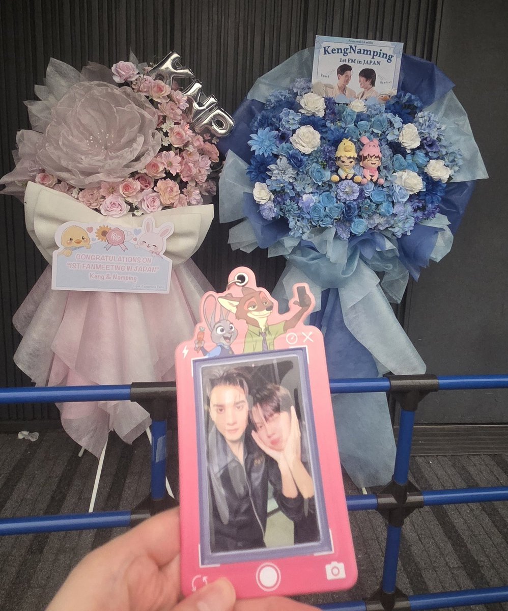summer_na23's tweet photo. フラワースタンドかわいい🥰
ふたりにピッタリの色で当日の衣装とも合って素敵🩷🩵

ありがとうございました🙏

#KengNamping 
#KengNamping1STFM_INJAPAN https://t.co/ph258CiCzQ
