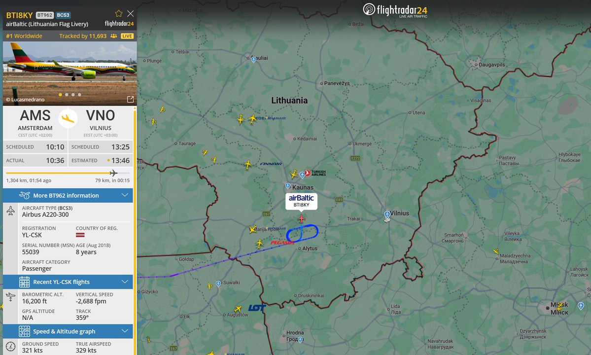 flightradar24's tweet photo. ⚠️ Airspace around Vilnius is currently closed due to reports of unidentified objects in the area. https://t.co/k9mlcRWCID