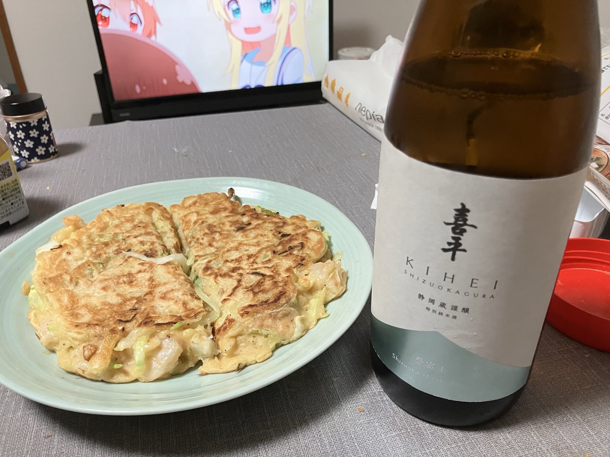 fishChipsplease's tweet photo. 喜平の純米酒を飲みながら海鮮お好み焼き！
お好み焼きで温度が上がった口の中で甘味と旨味が広がるぞい！ https://t.co/UCFP8SxXv1