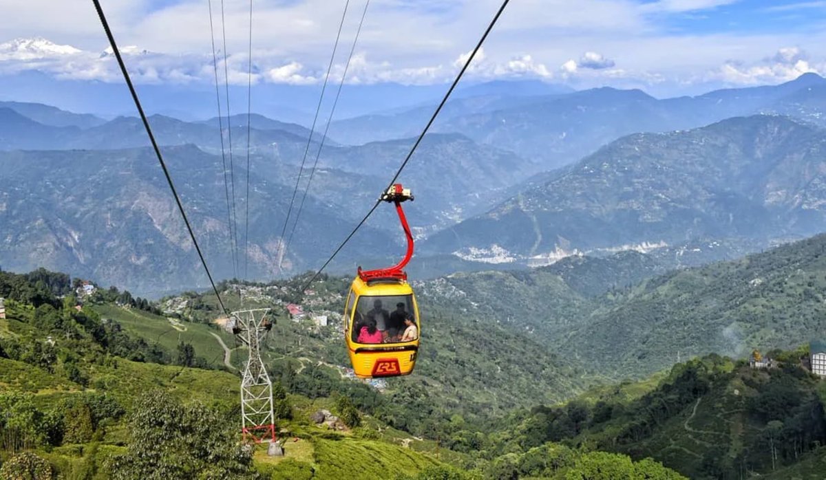 Indianinfoguide's tweet photo. 🚨West Bengal government is planning a Rs 3,000 crore ropeway linking Kurseong and Darjeeling.

The 32-kilometer journey will drop from 4–5 hours by road down to about 45 minutes. https://t.co/tWmkqxncZu