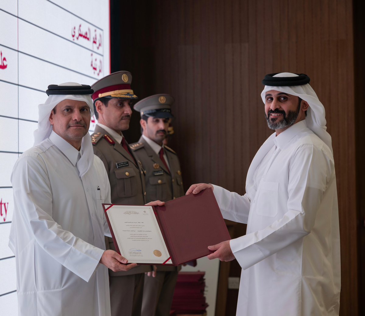 MOD_Qatar's tweet photo. نائب رئيس مجلس الوزراء ووزير الدولة لشؤون الدفاع يكرّم خريجي الدراسات العليا وخريجي البكالوريوس الحاصلين على تقدير  امتياز 

تحت رعاية وحضور سعادة الشيخ سعود بن عبدالرحمن بن حسن آل ثاني نائب رئيس مجلس الوزراء ووزير الدولة لشؤون الدفاع، وبحضور سعادة الفريق الركن (طيار) جاسم بن محمد المناعي رئيس أركان القوات المسلحة القطرية، احتفلت هيئة التعليم بتكريم منتسبي القوات المسلحة القطرية من خريجي الدراسات العليا وخريجي البكالوريوس الحاصلين على تقدير امتياز في الجامعات المحلية والخارجية.

ويأتي هذا التكريم تقديراً لما بذلوه من جهد متواصل وما حققوه من نتائج أكاديمية متميزة خلال فترة دراستهم، ما يؤكد دعم وتشجيع المتفوقين، ويعكس الاهتمام بالكفاءات الوطنية وتحفيزها على مواصلة التميز والعطاء.