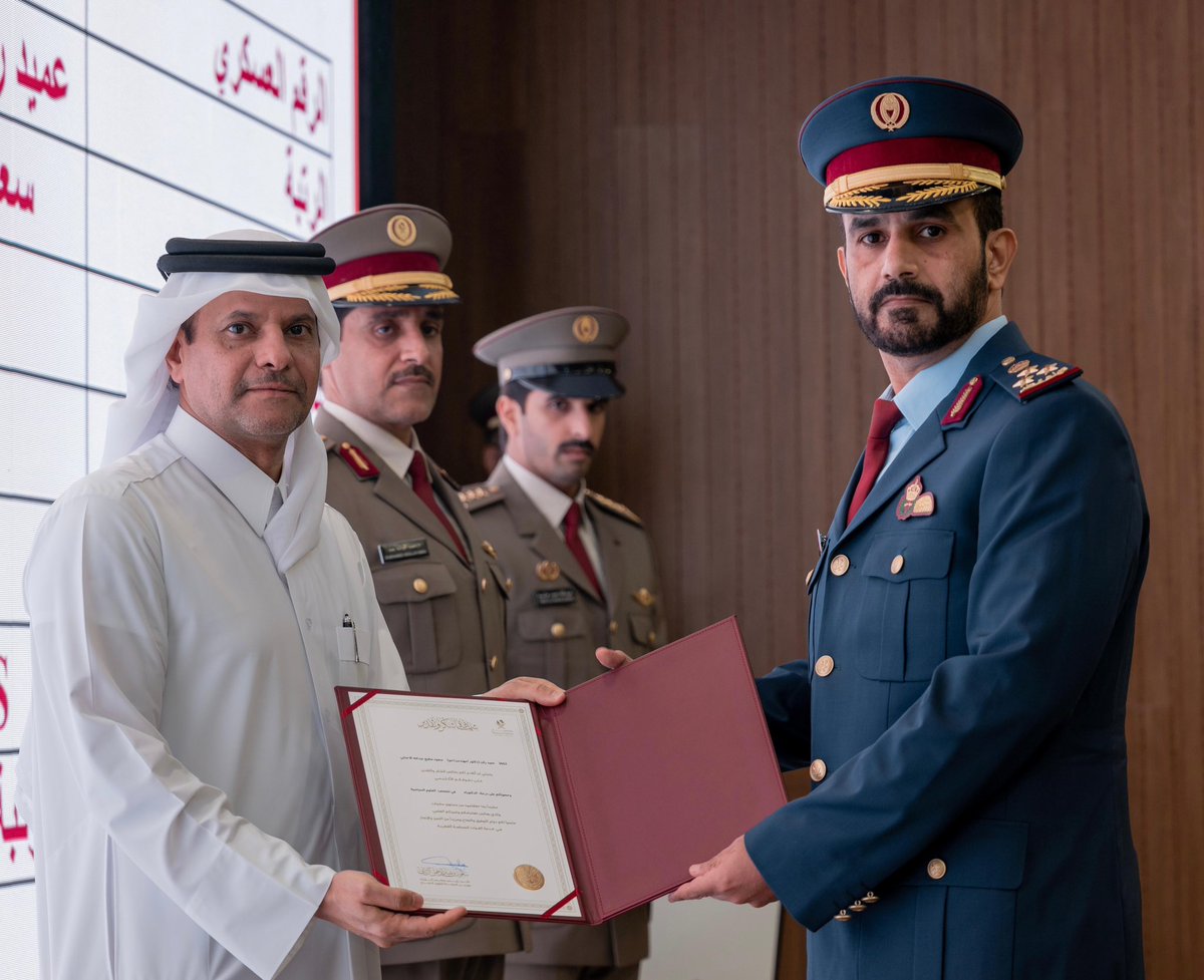 MOD_Qatar's tweet photo. نائب رئيس مجلس الوزراء ووزير الدولة لشؤون الدفاع يكرّم خريجي الدراسات العليا وخريجي البكالوريوس الحاصلين على تقدير  امتياز 

تحت رعاية وحضور سعادة الشيخ سعود بن عبدالرحمن بن حسن آل ثاني نائب رئيس مجلس الوزراء ووزير الدولة لشؤون الدفاع، وبحضور سعادة الفريق الركن (طيار) جاسم بن محمد المناعي رئيس أركان القوات المسلحة القطرية، احتفلت هيئة التعليم بتكريم منتسبي القوات المسلحة القطرية من خريجي الدراسات العليا وخريجي البكالوريوس الحاصلين على تقدير امتياز في الجامعات المحلية والخارجية.

ويأتي هذا التكريم تقديراً لما بذلوه من جهد متواصل وما حققوه من نتائج أكاديمية متميزة خلال فترة دراستهم، ما يؤكد دعم وتشجيع المتفوقين، ويعكس الاهتمام بالكفاءات الوطنية وتحفيزها على مواصلة التميز والعطاء.