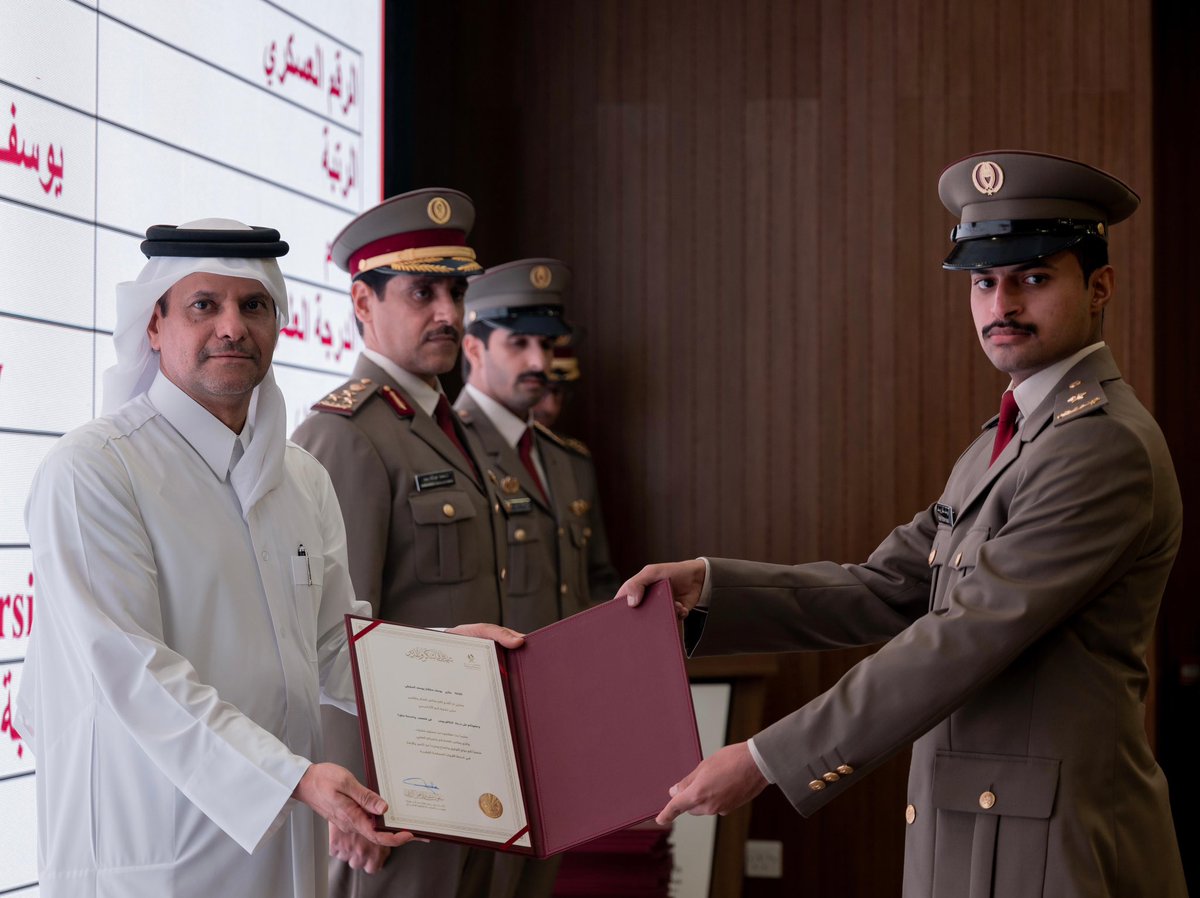 MOD_Qatar's tweet photo. نائب رئيس مجلس الوزراء ووزير الدولة لشؤون الدفاع يكرّم خريجي الدراسات العليا وخريجي البكالوريوس الحاصلين على تقدير  امتياز 

تحت رعاية وحضور سعادة الشيخ سعود بن عبدالرحمن بن حسن آل ثاني نائب رئيس مجلس الوزراء ووزير الدولة لشؤون الدفاع، وبحضور سعادة الفريق الركن (طيار) جاسم بن محمد المناعي رئيس أركان القوات المسلحة القطرية، احتفلت هيئة التعليم بتكريم منتسبي القوات المسلحة القطرية من خريجي الدراسات العليا وخريجي البكالوريوس الحاصلين على تقدير امتياز في الجامعات المحلية والخارجية.

ويأتي هذا التكريم تقديراً لما بذلوه من جهد متواصل وما حققوه من نتائج أكاديمية متميزة خلال فترة دراستهم، ما يؤكد دعم وتشجيع المتفوقين، ويعكس الاهتمام بالكفاءات الوطنية وتحفيزها على مواصلة التميز والعطاء.