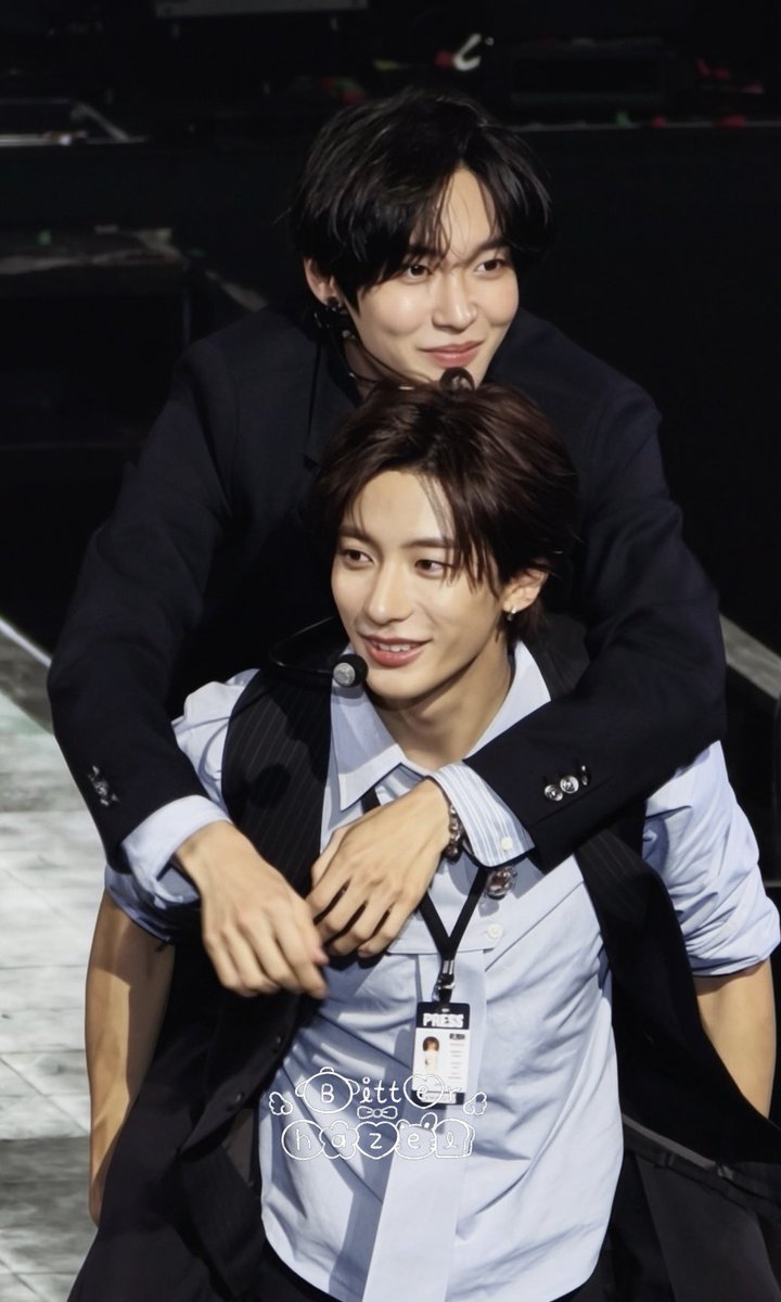 Hazel9502's tweet photo. ❤️‍🩹 260913 My parents 😭
#ANTON #앤톤 #WONBIN #원빈 https://t.co/hMoJQmwInR