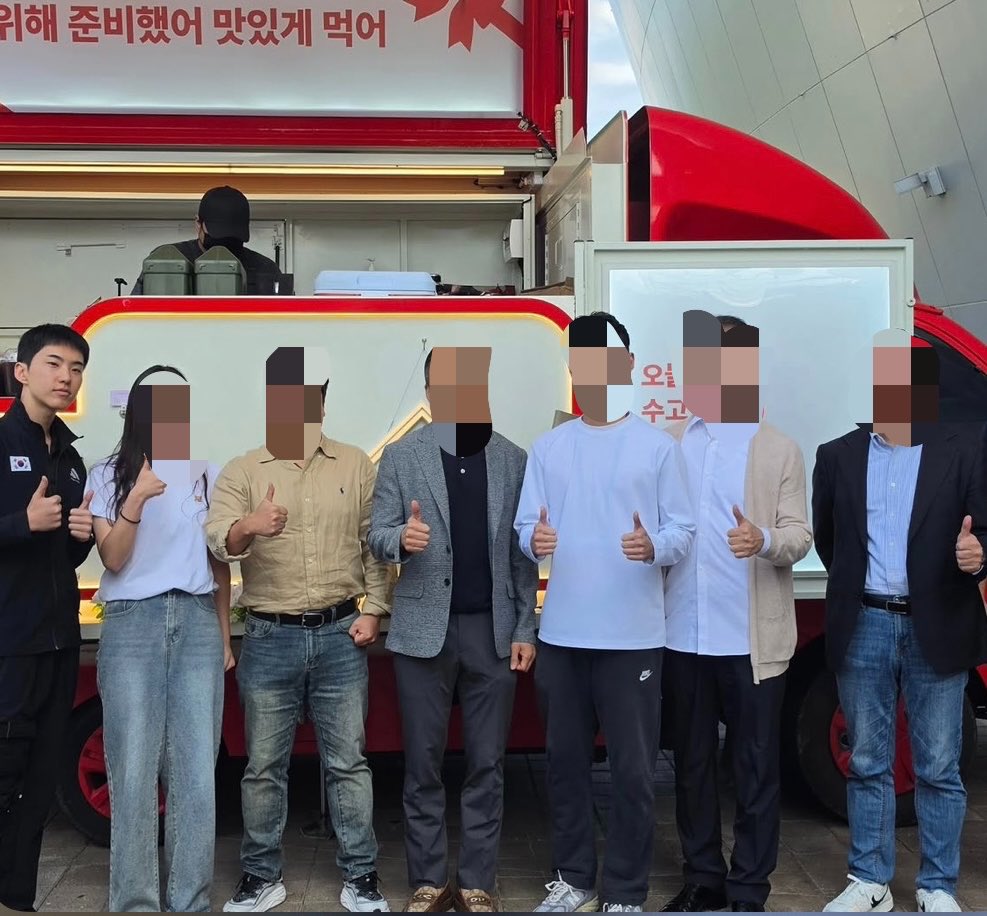 ho5hiii_kwon17's tweet photo. i just woke up a few minutes ago and, wtf??? hoshi literally tore his ACL, he has/had to undergo surgery, he's wearing a knee brace right now, yet they're still making him sign autographs and take photos?????

like, he should be RESTING, NOT working and putting strain on his knee. what the actual fuck is wrong with the sk military.
